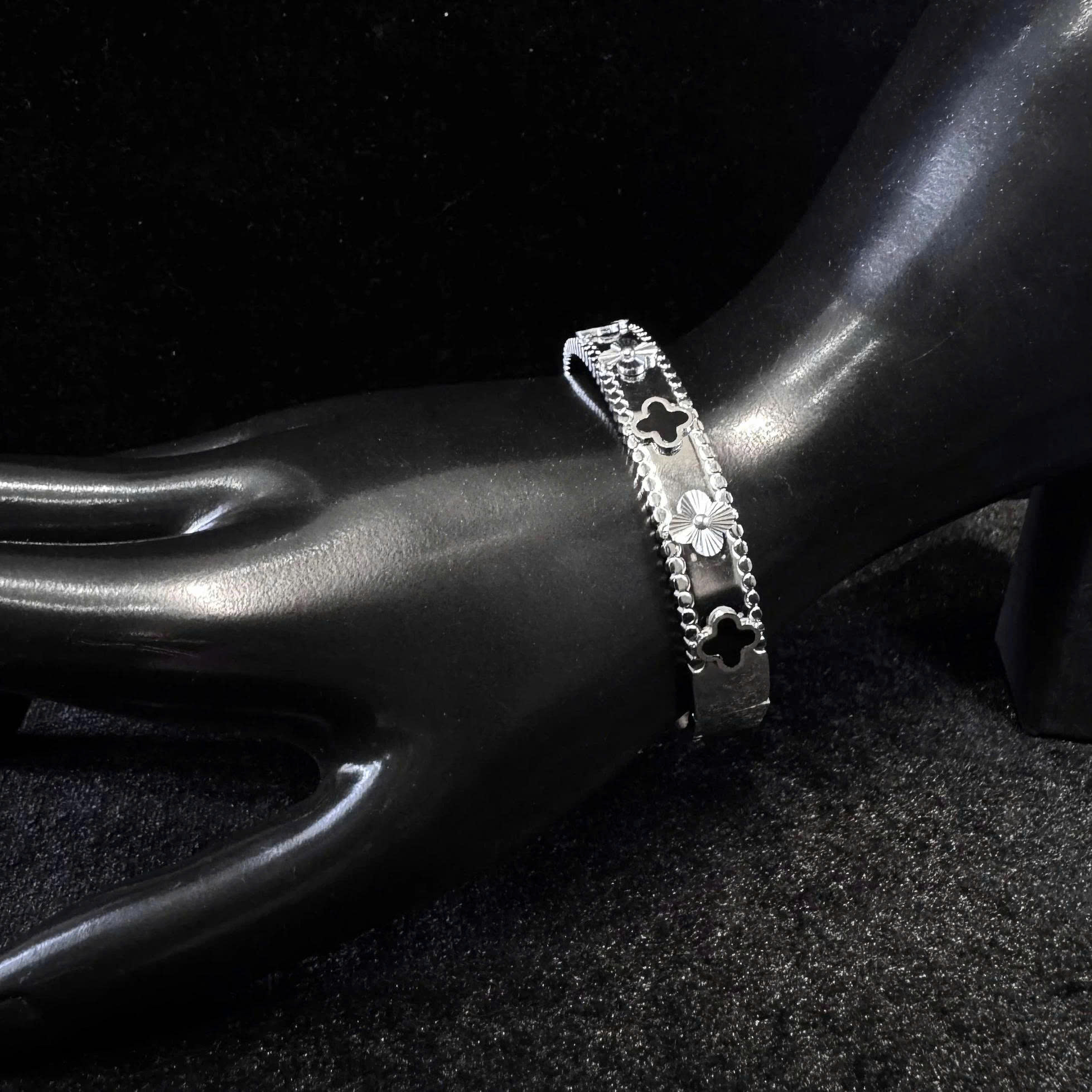 vòng tay titan cuff vca đen trơn_thumbnail_1