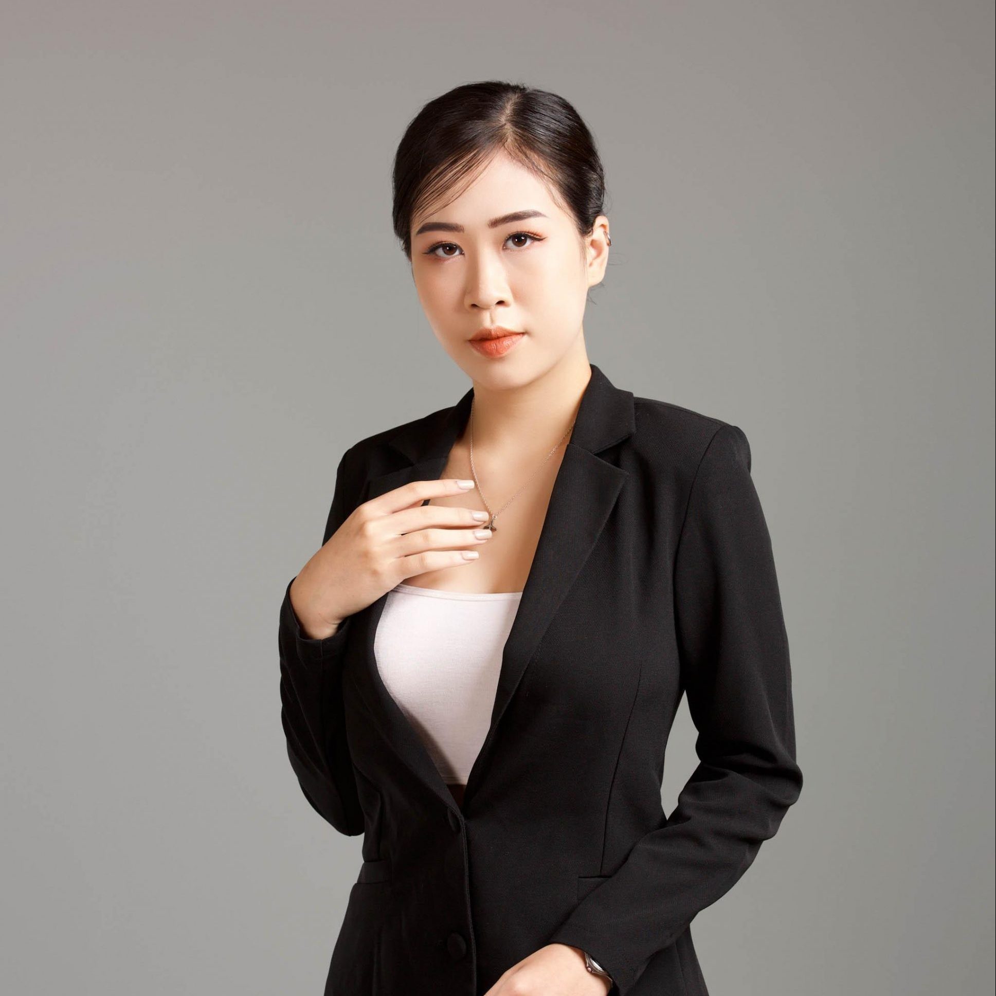 nu-doanh-nhan-mac-vest-scaled-e1708313189848