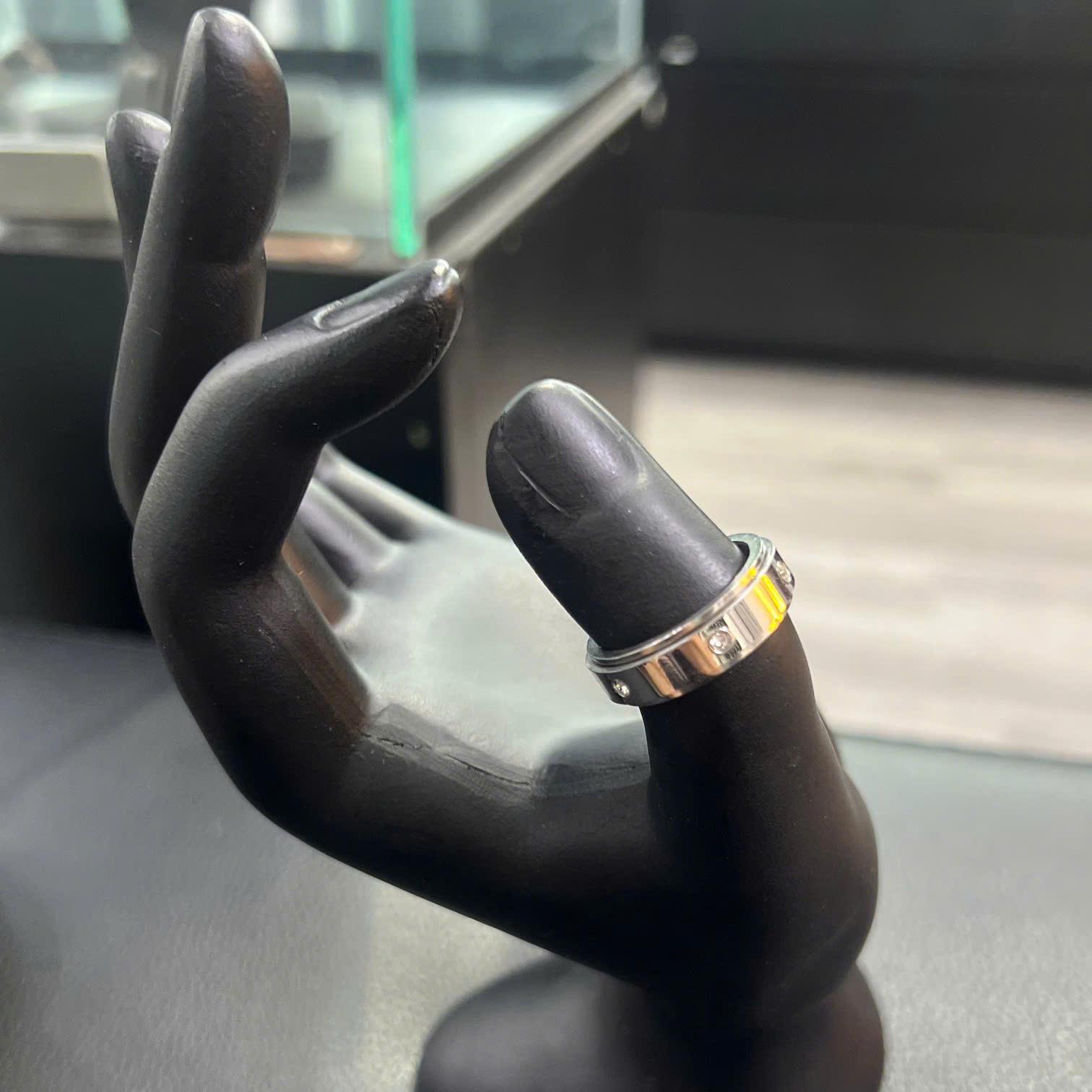 nhẫn titan xoay đính kim cương trắng xung quanh size 7._thumbnail_3