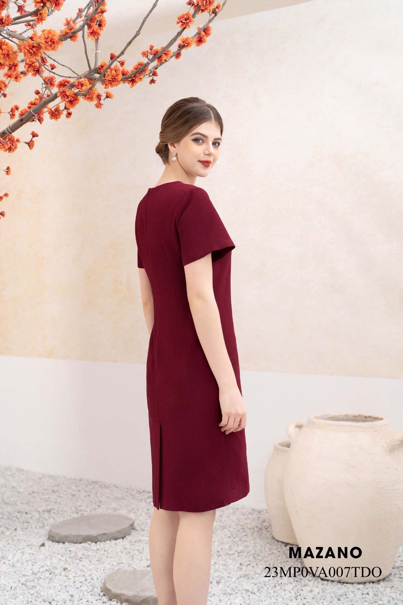 Đầm suông cổ V đính trang trí