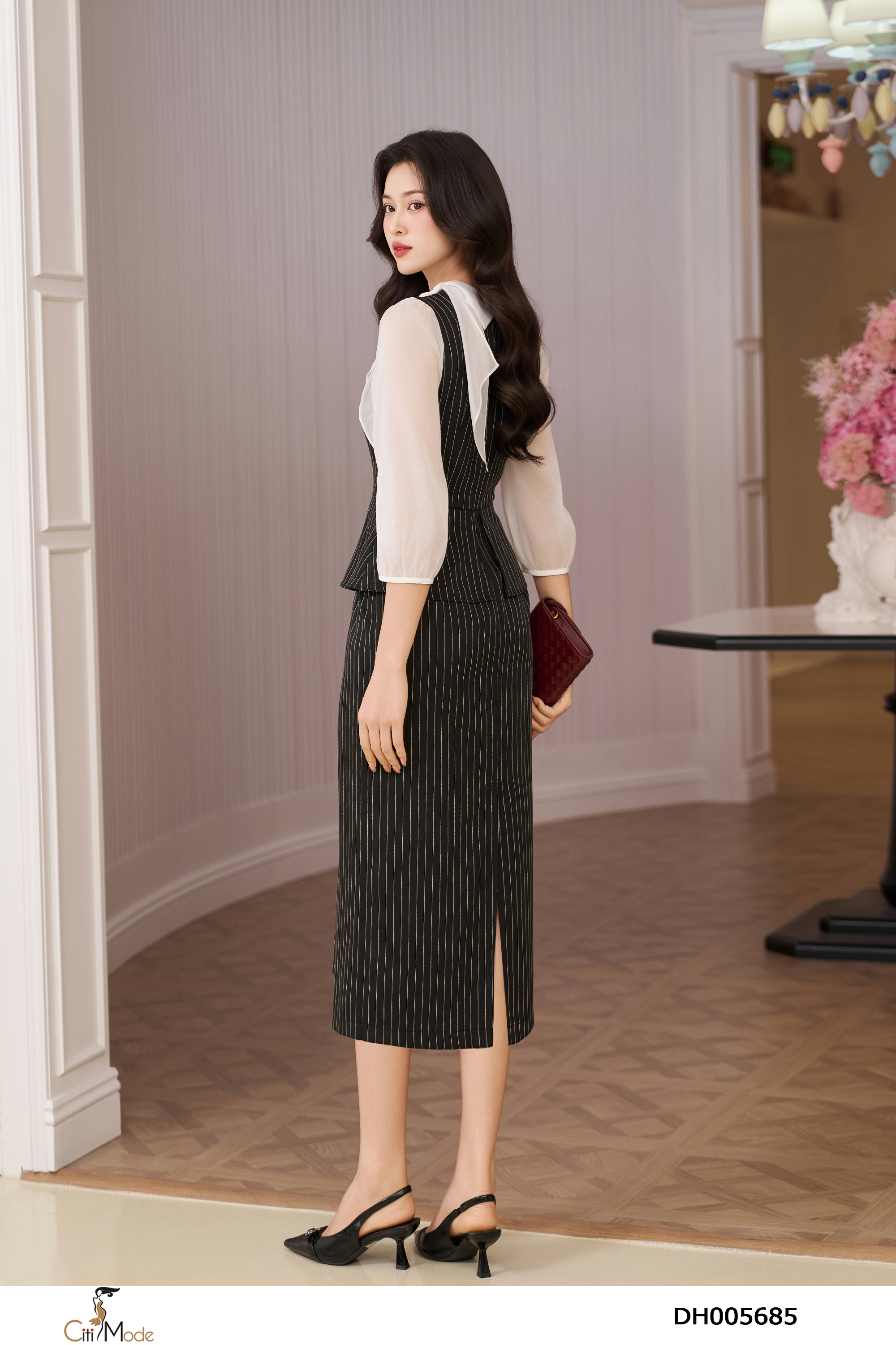 Đầm ôm liền peplum kẻ đen phối trắng cổ vạt nơ