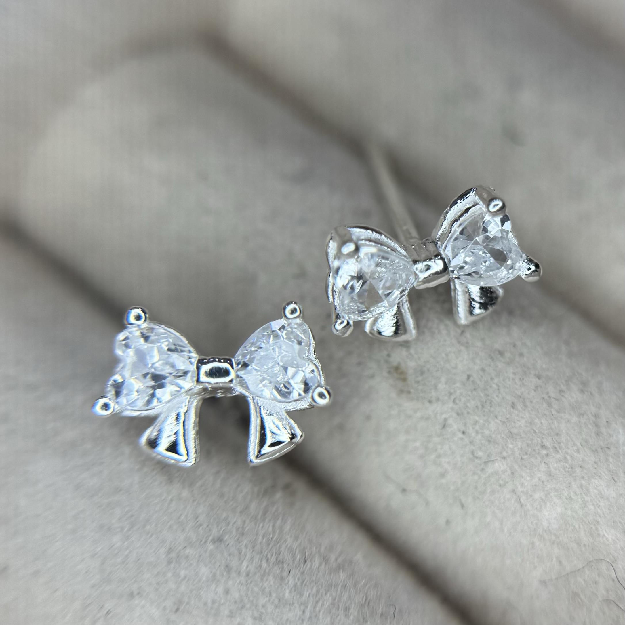 khuyên kiểu bạc nơ hai cánh kim cương trắng dễ thương