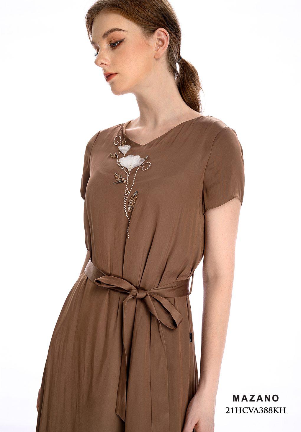 Đầm lụa suông nâu thắt đai đính hoa trang trí_thumbnail_3