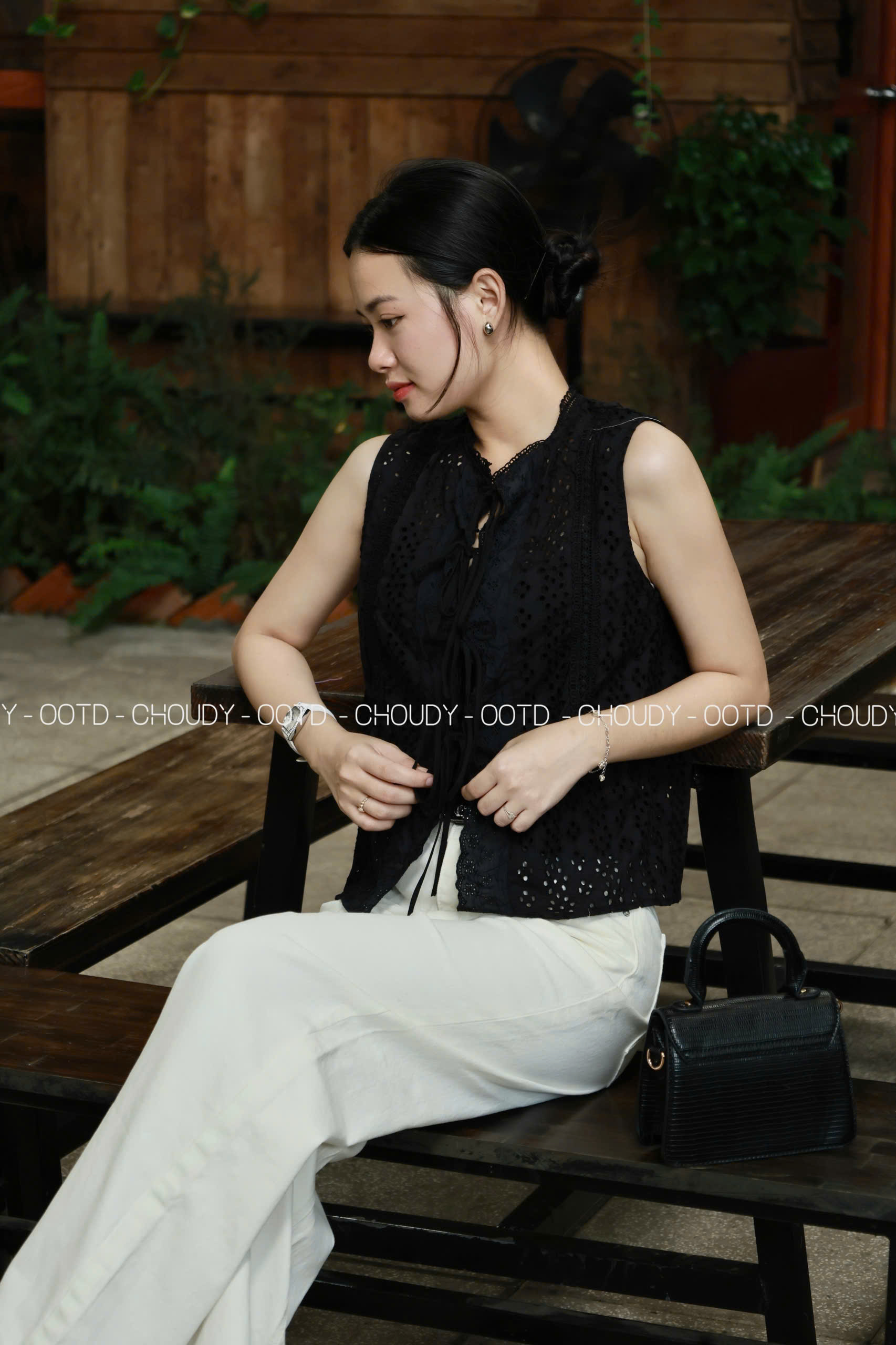 U484 ÁO ĐỤC LỖ 2 MÀU_thumbnail_11