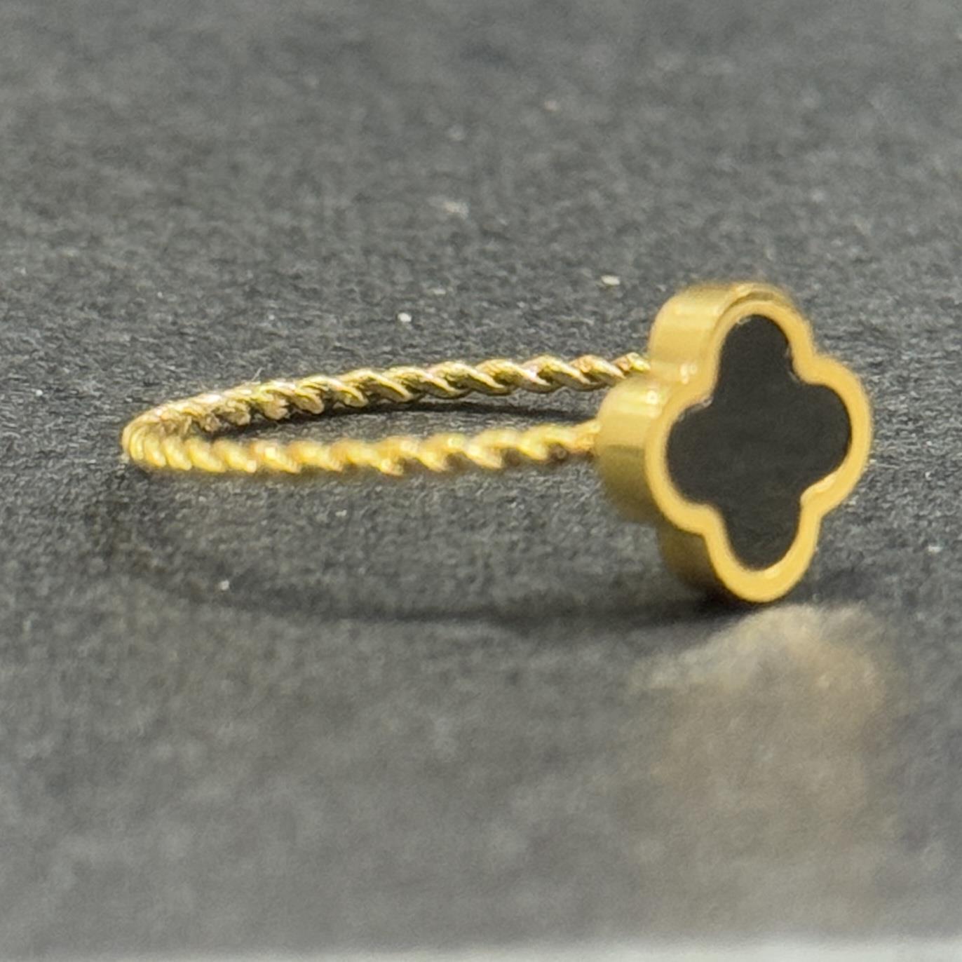 nhẫn kiểu titan vàng dây xoắn mỏng charm cỏ bốn lá đen size 6_thumbnail_3
