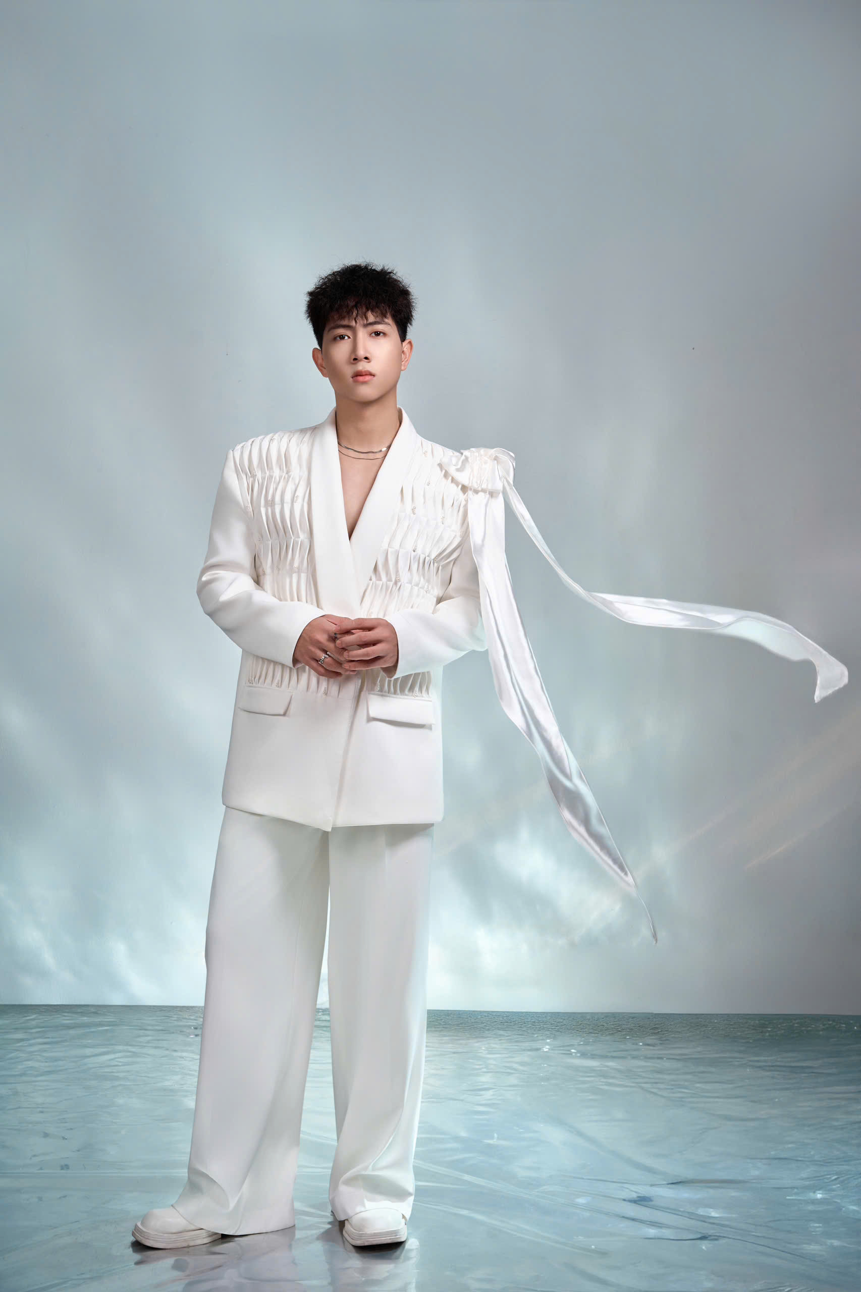 BỘ VEST TRẮNG LƯU QUANG