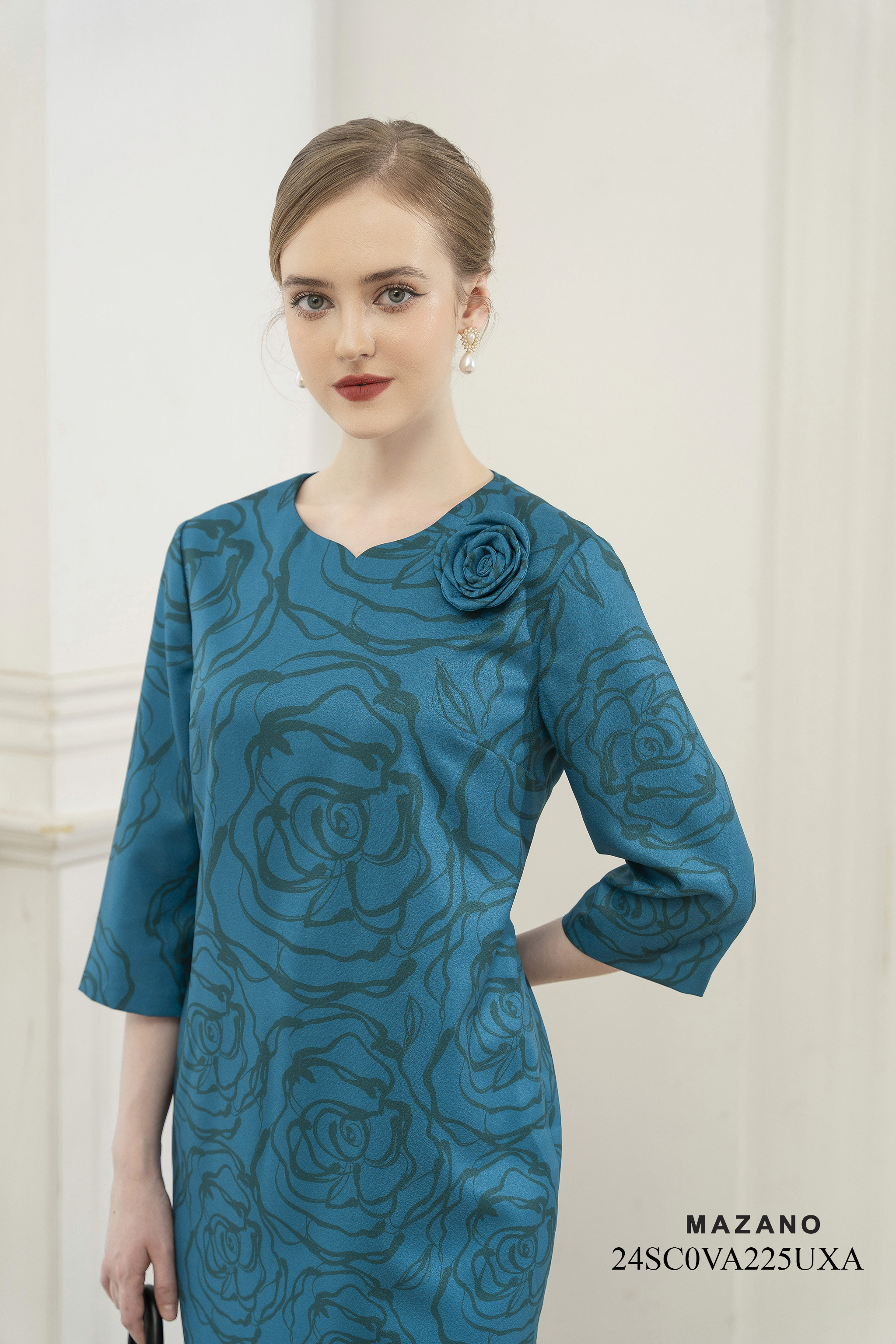 Váy Đầm Suông Vải lụa dày Hoạ tiết hoa hồng Cổ cách điệu Tay lỡ Dài đến bắp chân_thumbnail_4