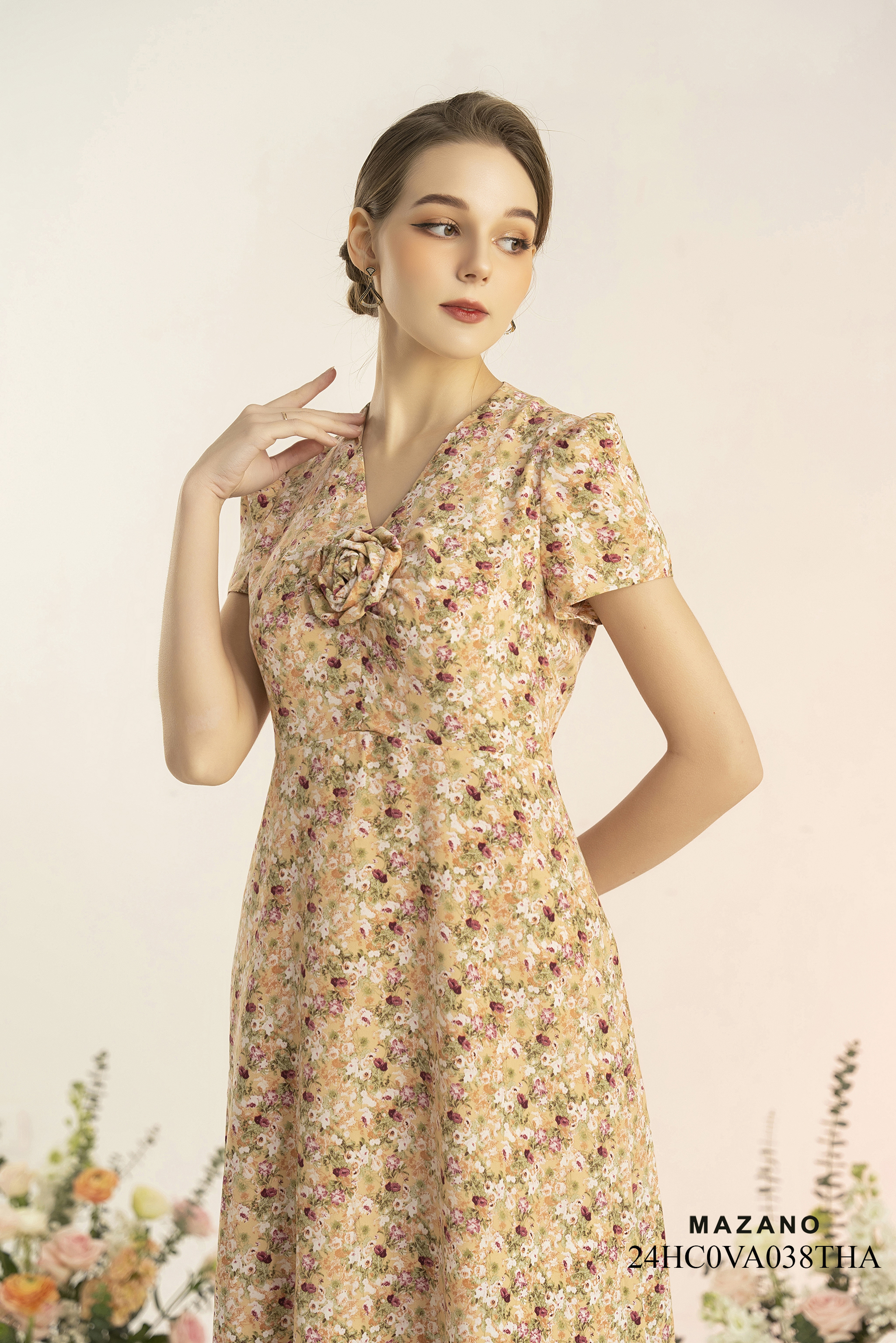 Đầm vàng nhạt họa tiết eo cao trang trí hoa ngực 24HC0VA038THA
