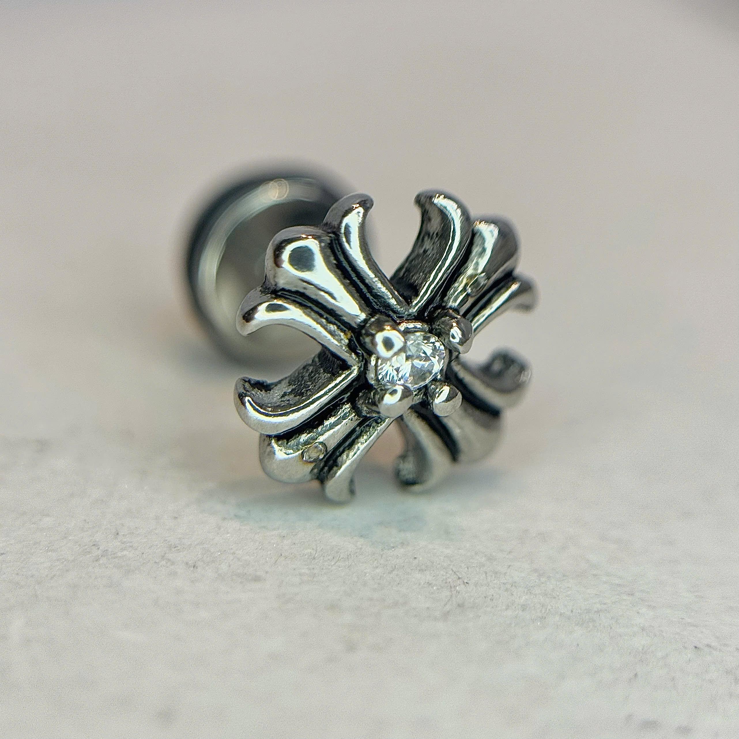 Khuyên kiểu chrome heart đá