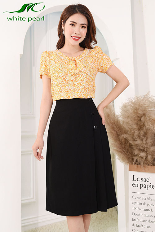 Chân váy dáng xòe 3 ly trước thời trang công sở White Pearl