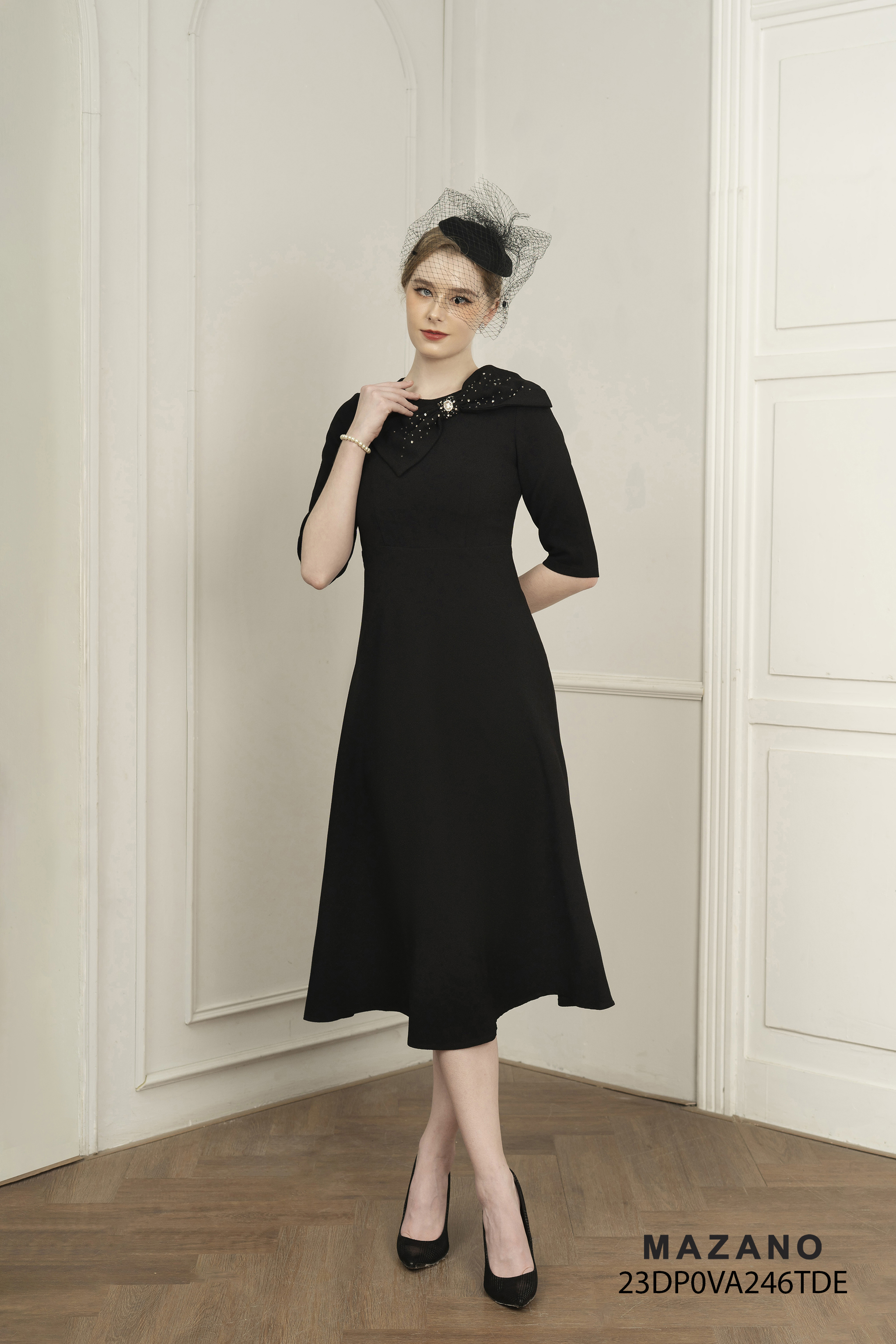 Đầm thân ôm vừa, chân rủ đính cườm trang trí nơ