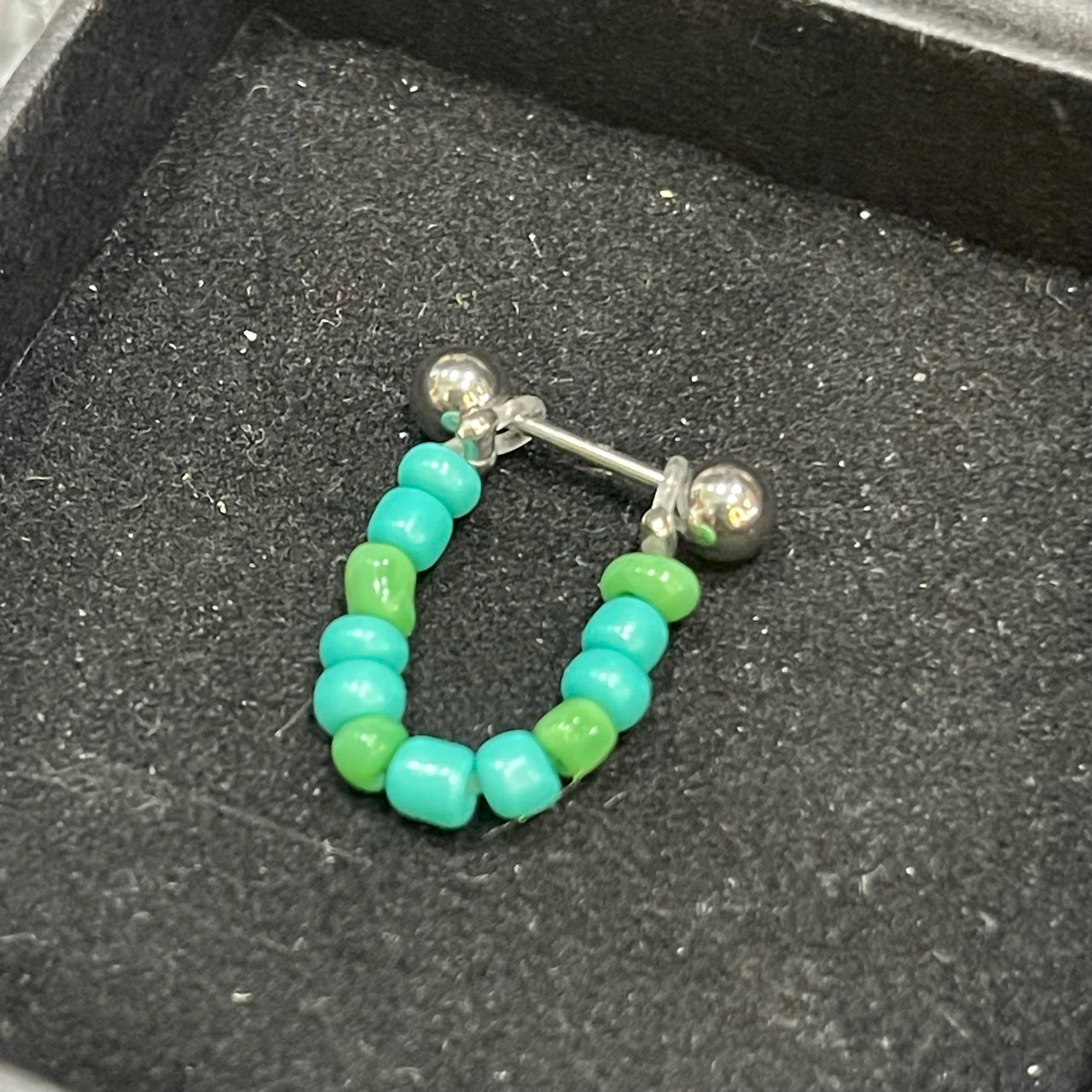 khuyên kiểu hạt cườm nhựa xanh lá ngọc và đậm.