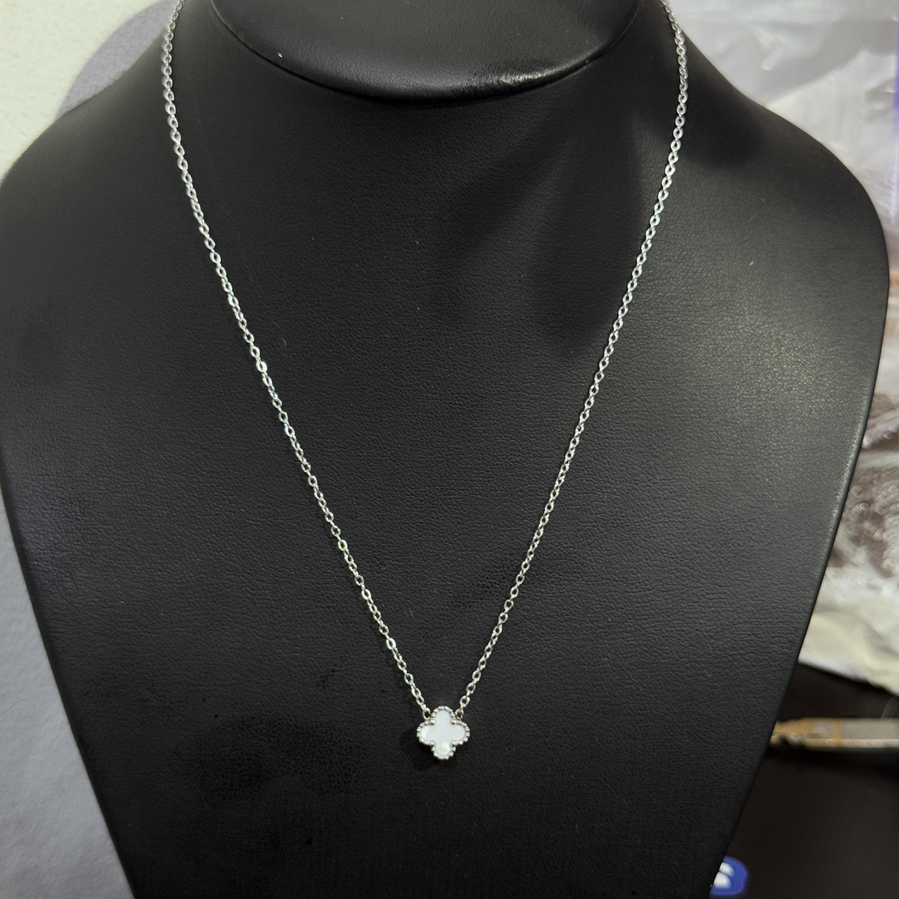 vòng cổ van cleef trắng nhỏ viền bi bạc_thumbnail_1