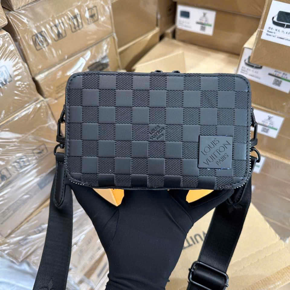 úi đeo chéo nam Louis Vuitton Alpha Wearable phiên bản Damier Infini Black