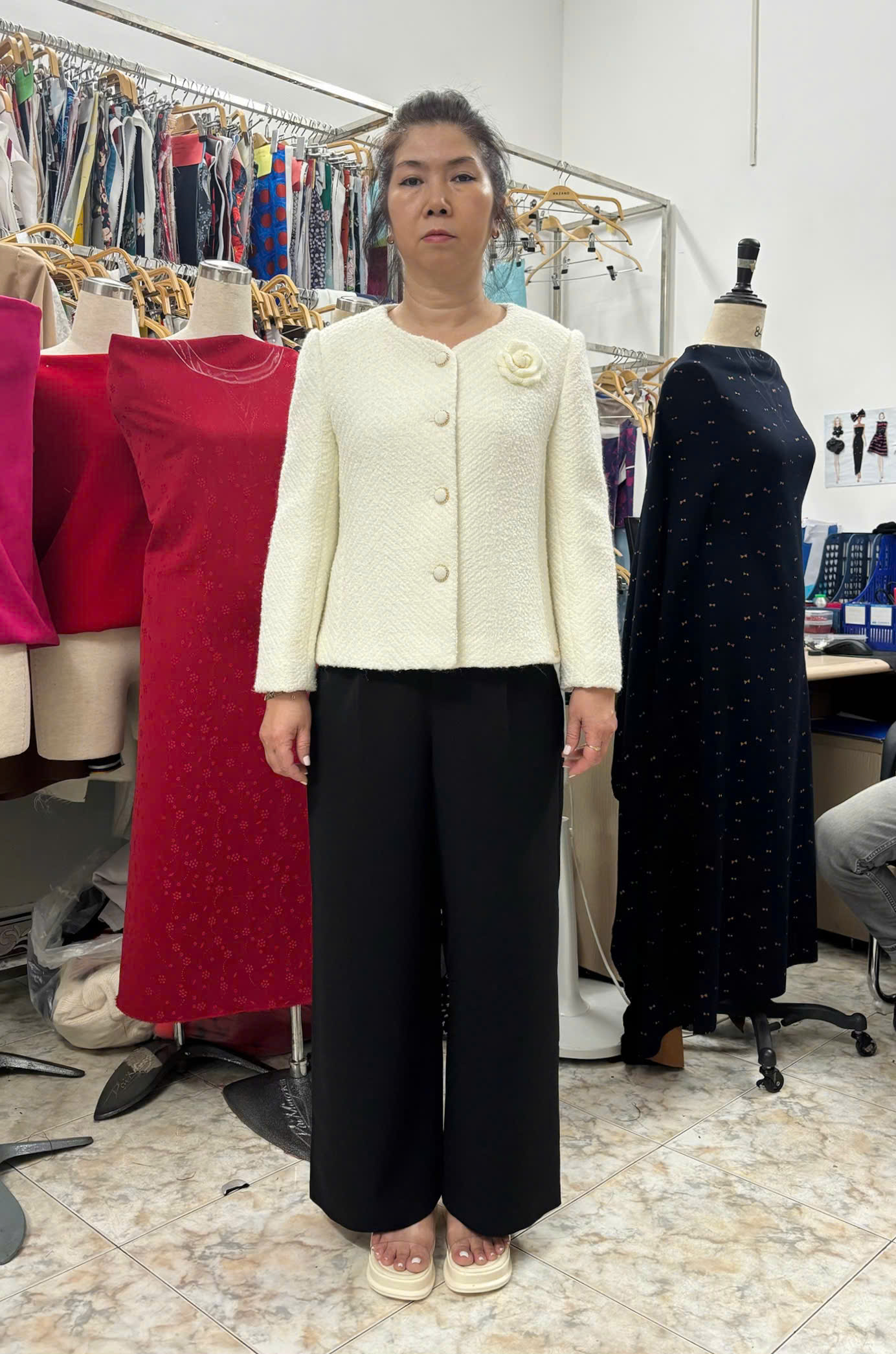 Áo khoác ngắn Suông Vải tweed len Cổ tròn Cài hoa thủ công Dài dưới eo