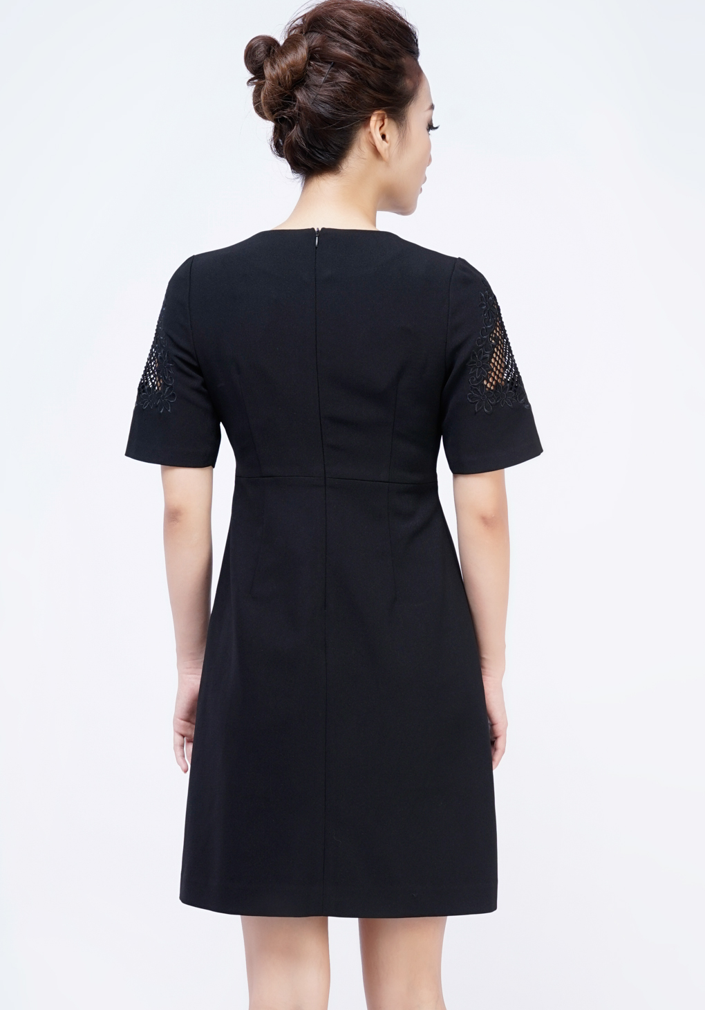 Đầm đen thêu ô tay ngực_thumbnail_3