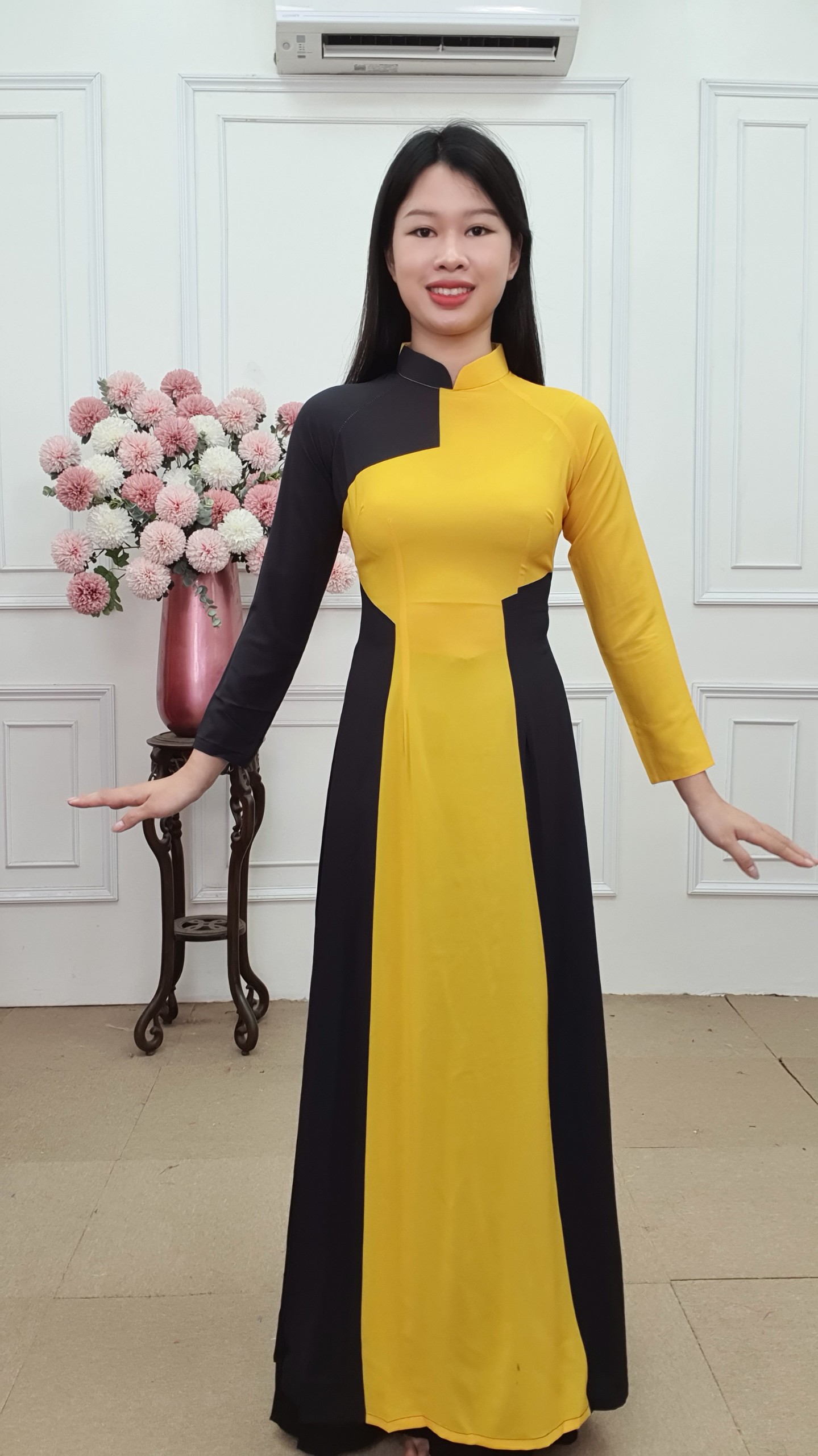 A239 áo dài lụa nhật cổ cao đen pha vàng 199k