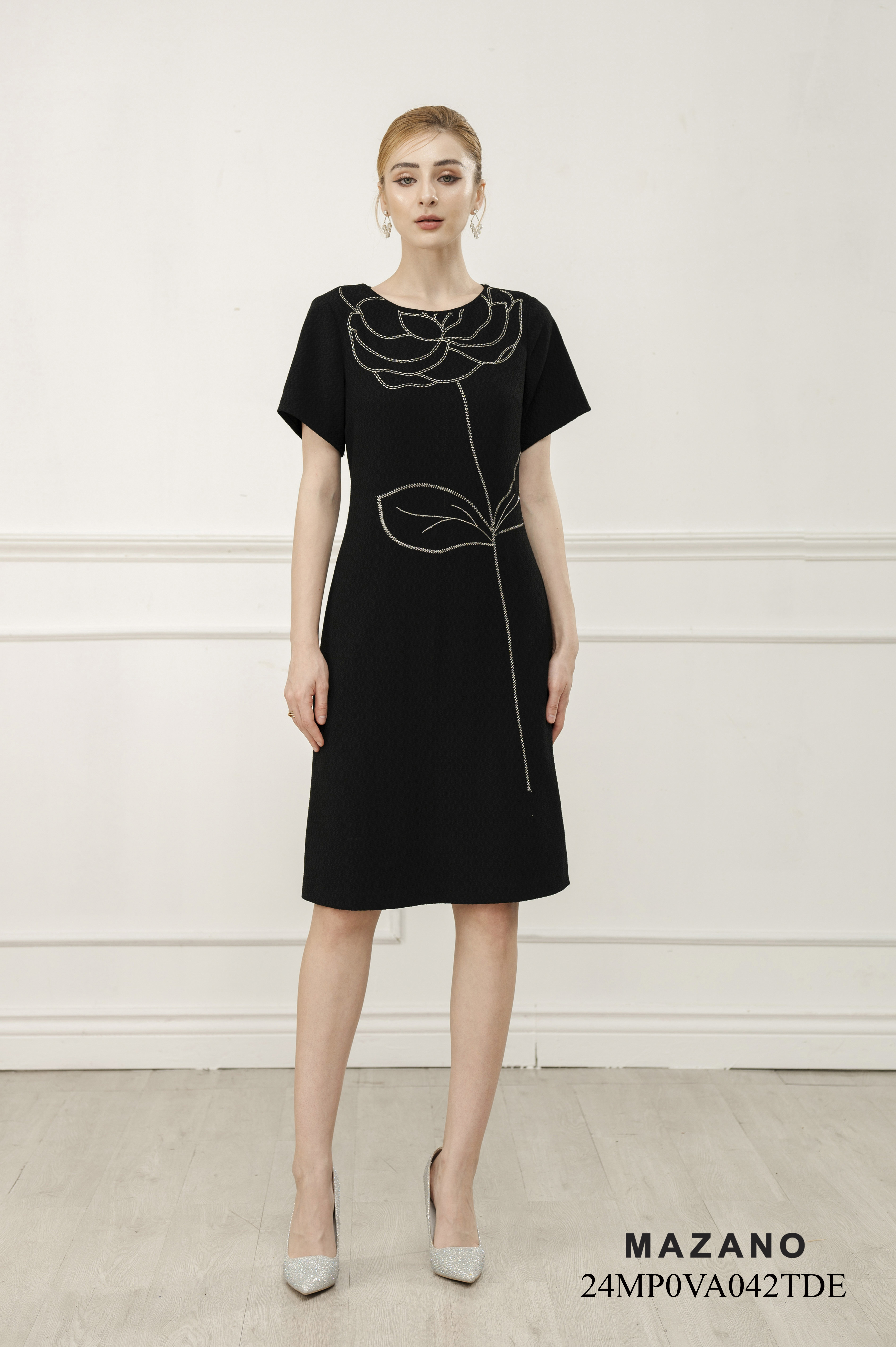 Đầm đen suông A nhẹ thêu hoa bố cục trang trí_thumbnail_2