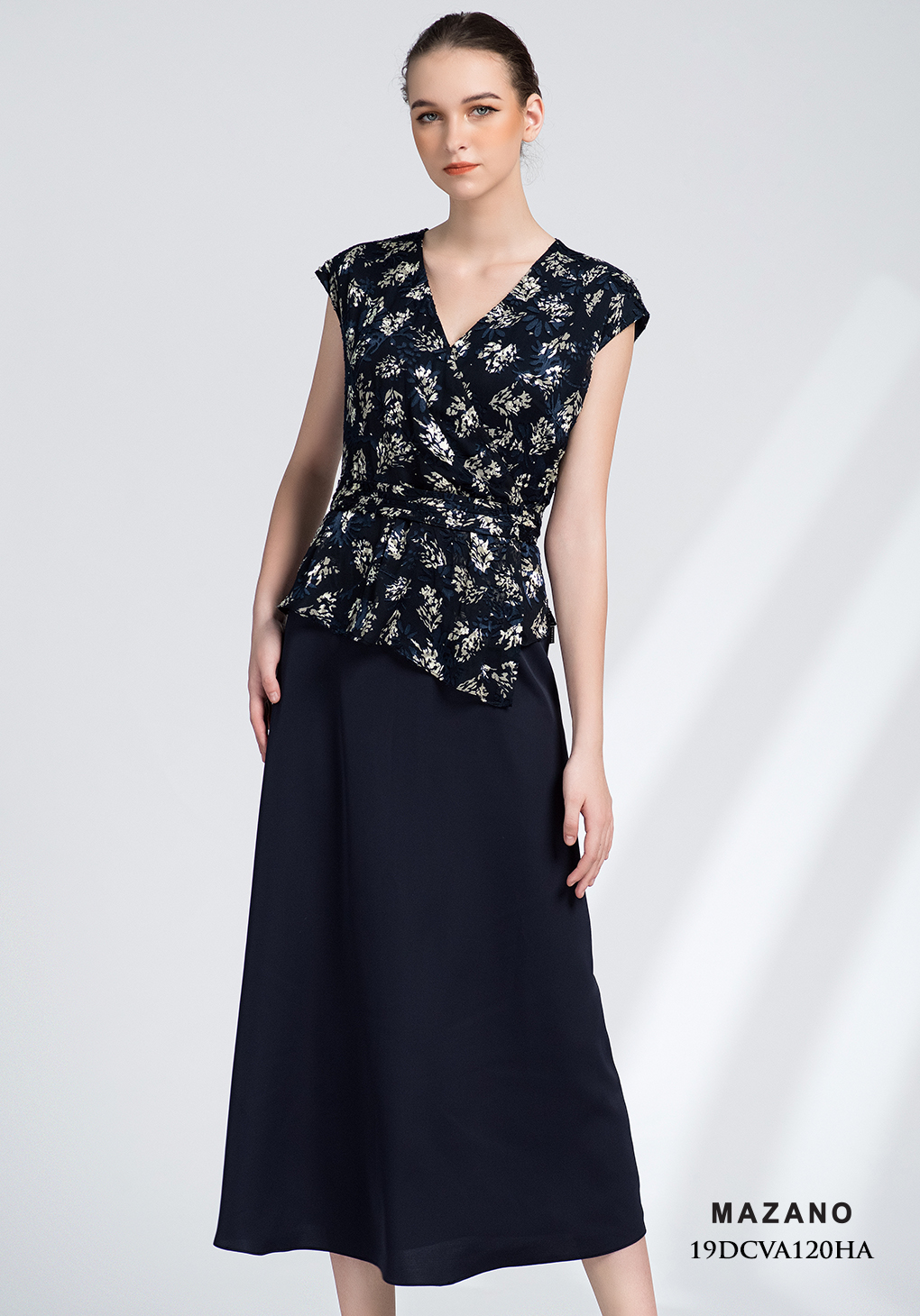 Đầm xanh than phối họa tiết pepllum