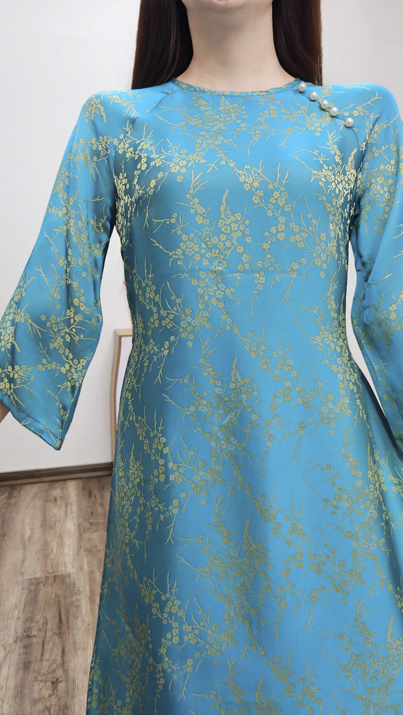 CT290 áo dài cách tân tơ tằm hoa đào xanh ngọc ánh vàng_thumbnail_3