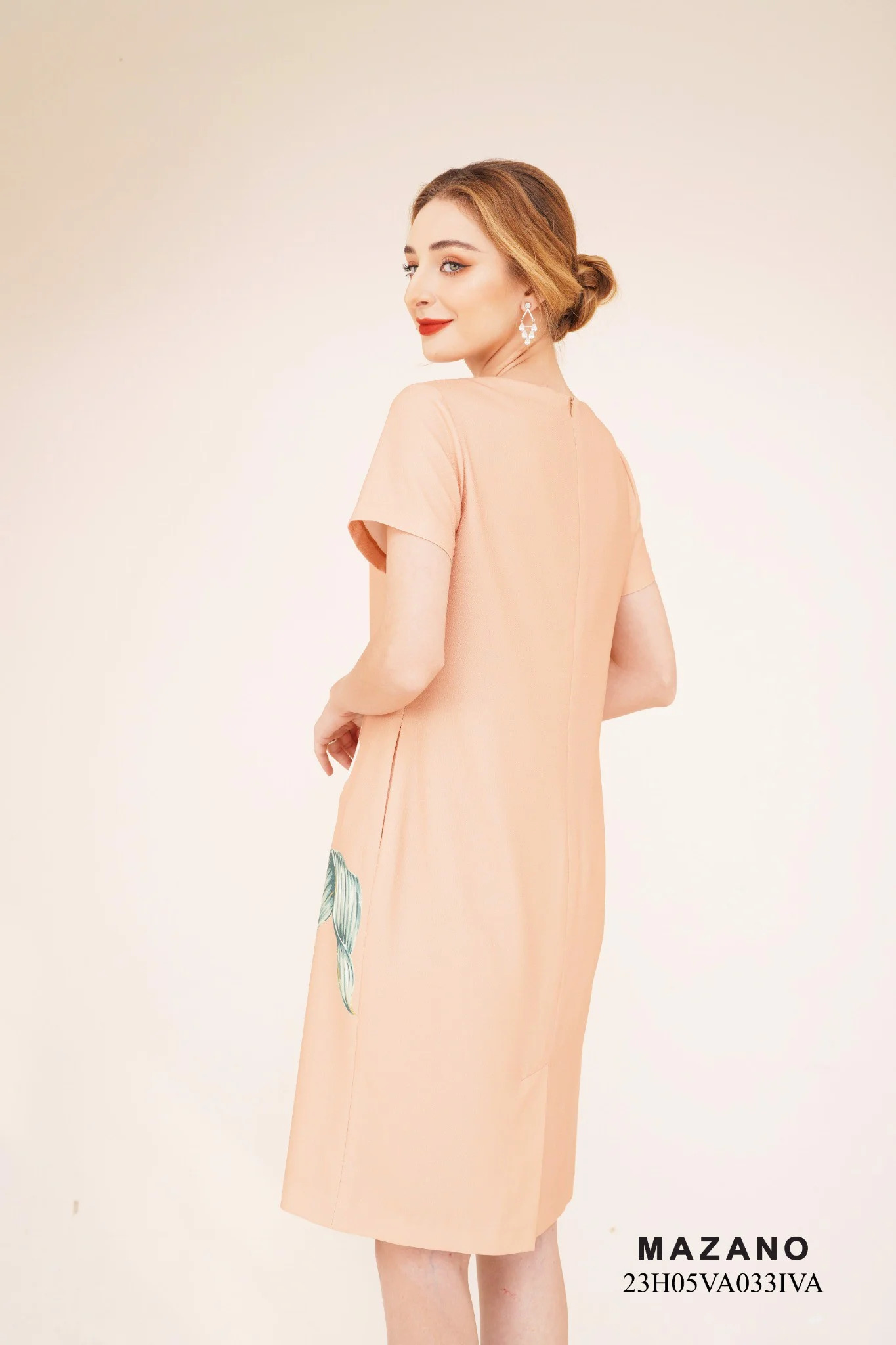 Váy Đầm Suông Vải thô mỏng Hoạ tiết in hoa Cổ tròn Tay ngắn Dài qua gối 23H05VA033IVA