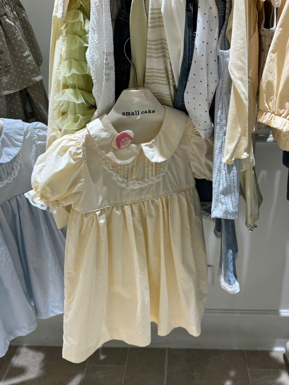 A15 - Váy vàng pastel cổ sen phối ren ngực tay phồng hãng SMC (Sz90-130)