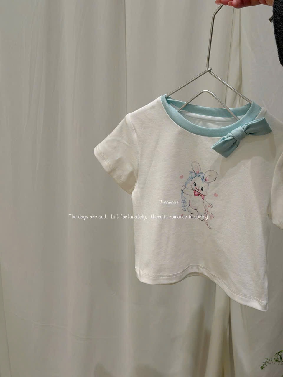 (H144) Áo thun trắng cổ viền xanh hãng Seven