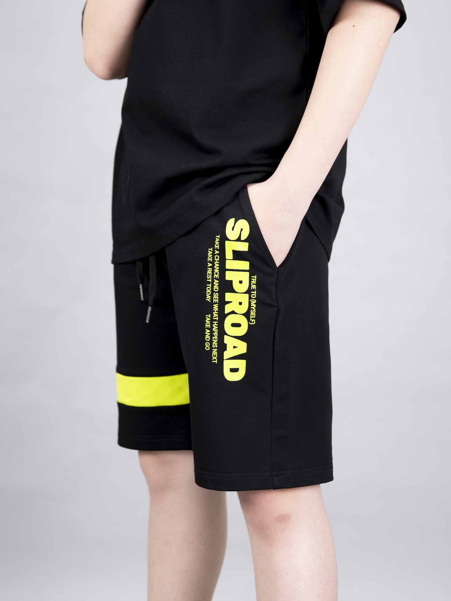 Quần short da cá đen phối neon in Sliproad