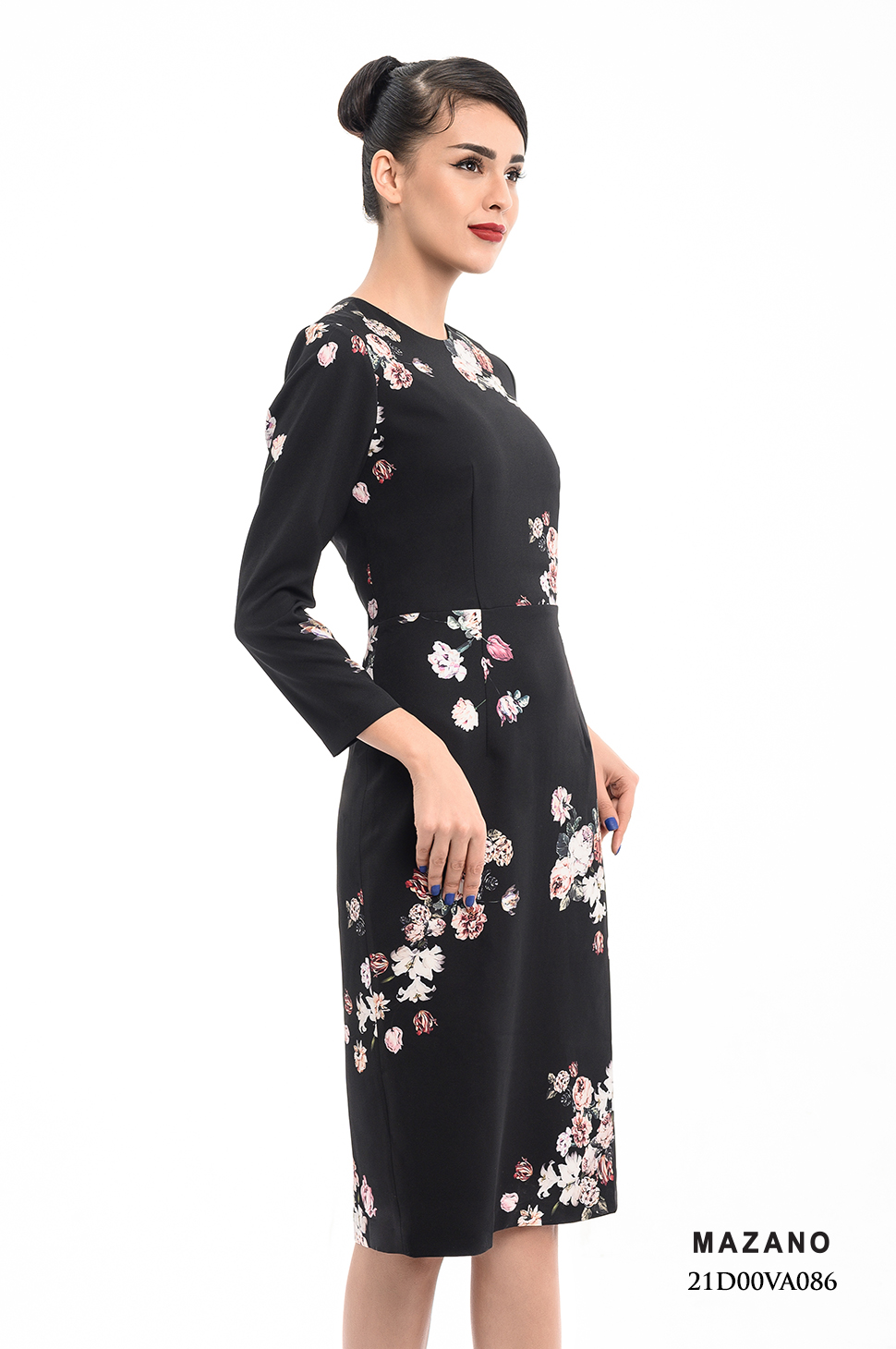 Đầm đen dáng ôm vừa họa tiết hoa bố cục Mazano