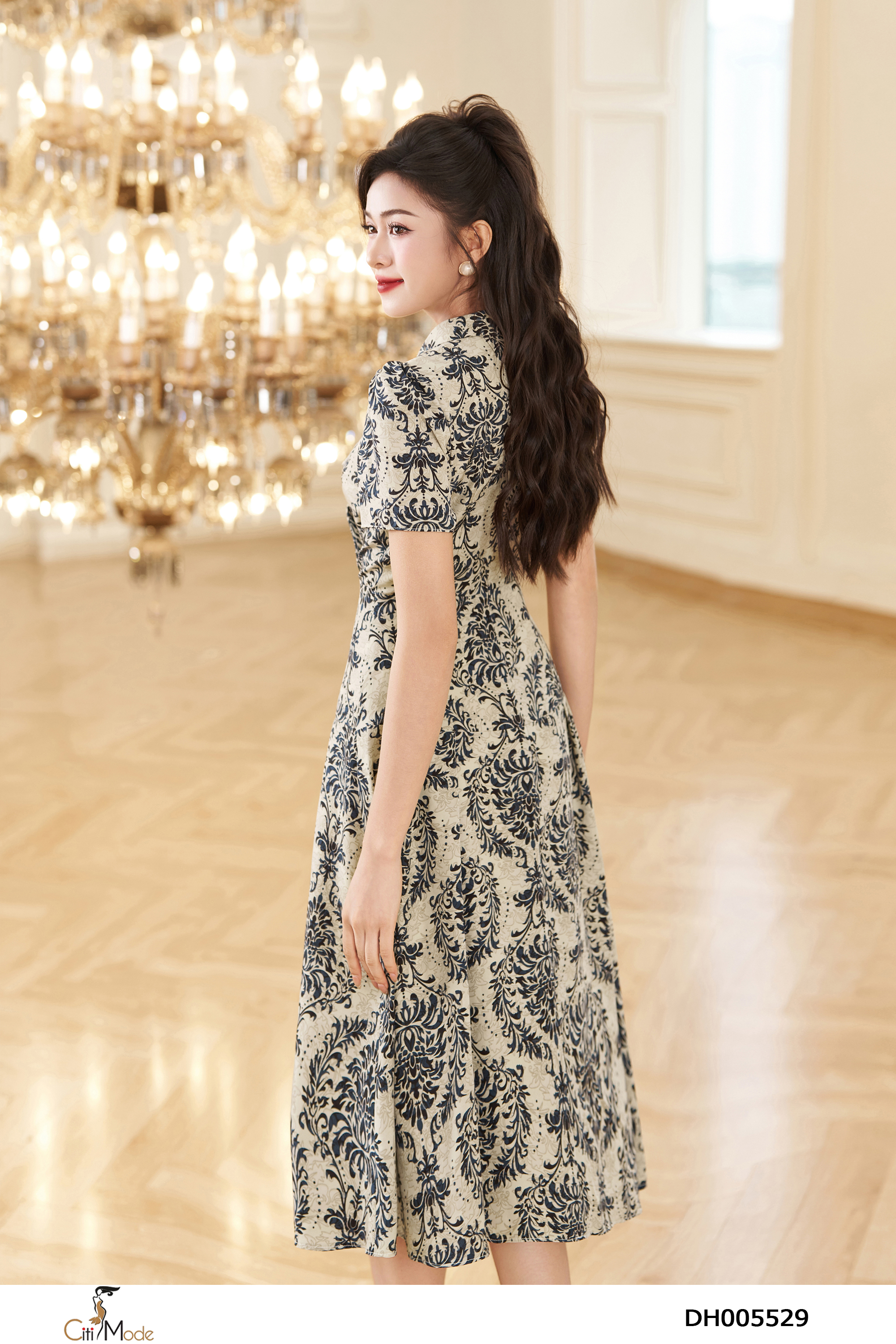 Đầm xòe hoa tiết nổi cổ vest tay cộc