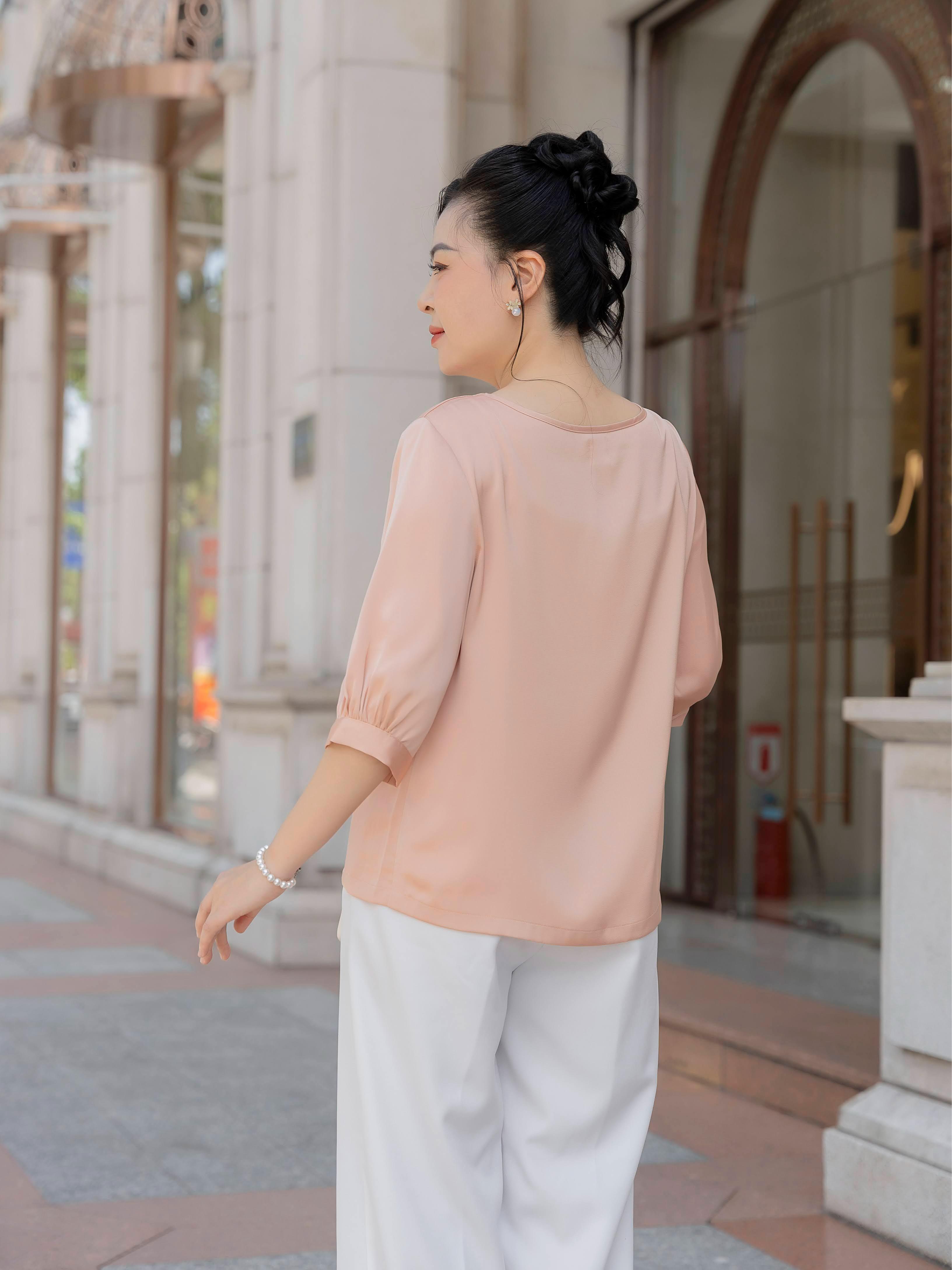 GUMOM - Áo Kiểu Trung Niên U50 U60 Cao Cấp Cổ Tròn Tay Lỡ đính kết thủ công hoa ngọc trai, kim sa và đá cao cấp Sang Trọng Cho Nữ - Women Nhung Kem Xanh Nho Tua Rua Top Voi_thumbnail_4