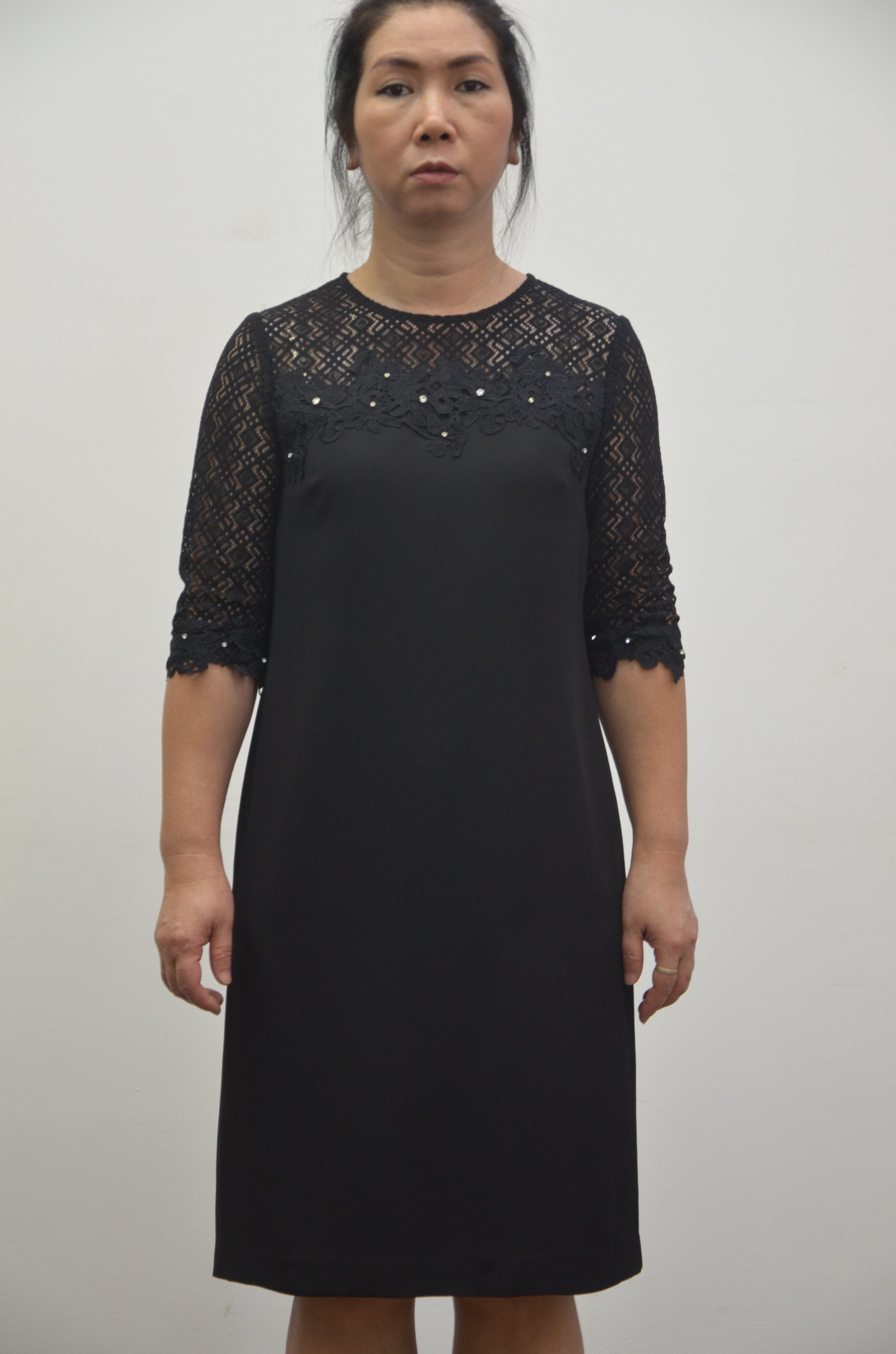 Đầm đen suông phối ren ngực đính đá