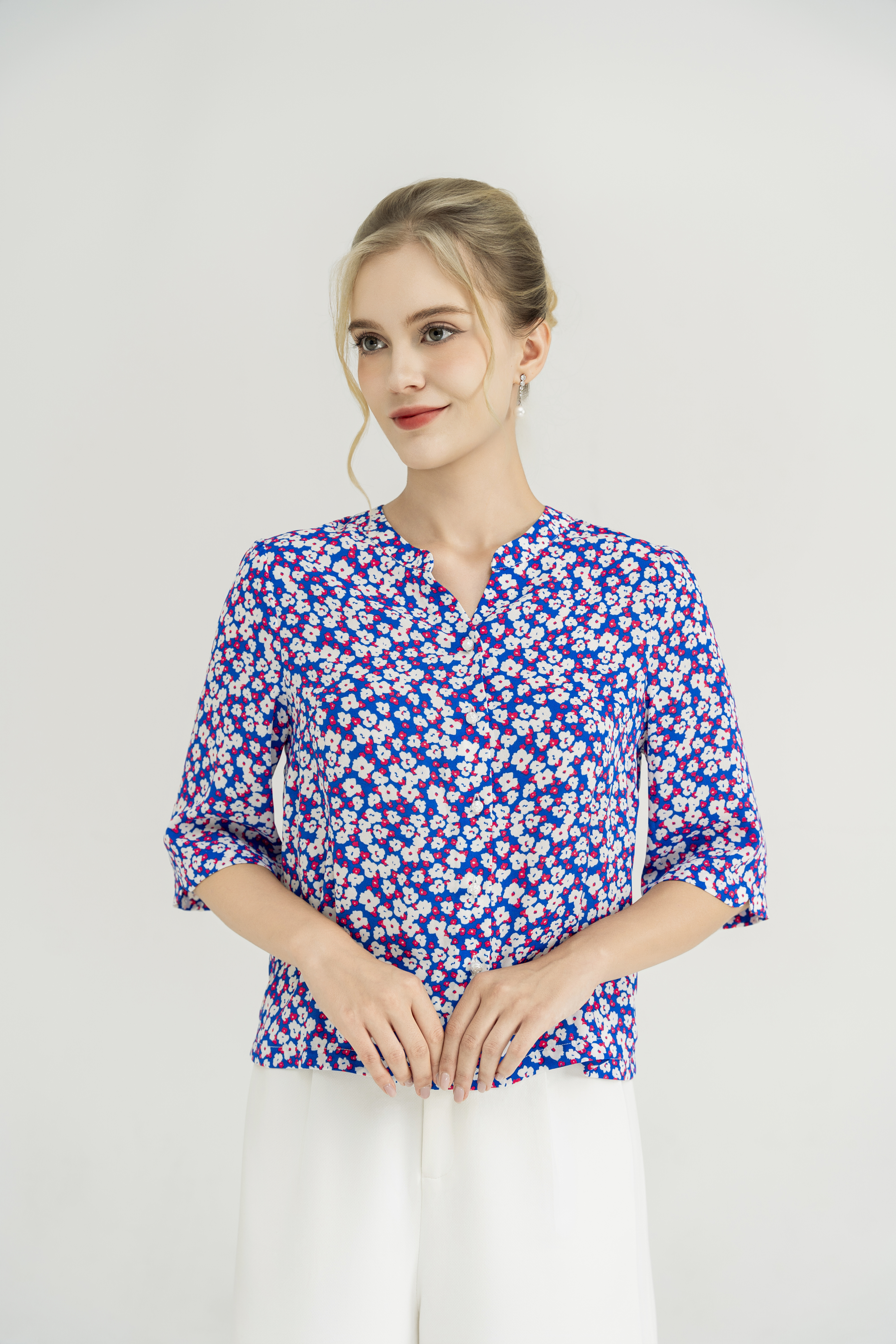 Áo top suông cài khuy Cổ tàu Tay lỡ  Dài dưới eo họa tiết hoa trắng  nền xanh 25M3AS265SPHKXN