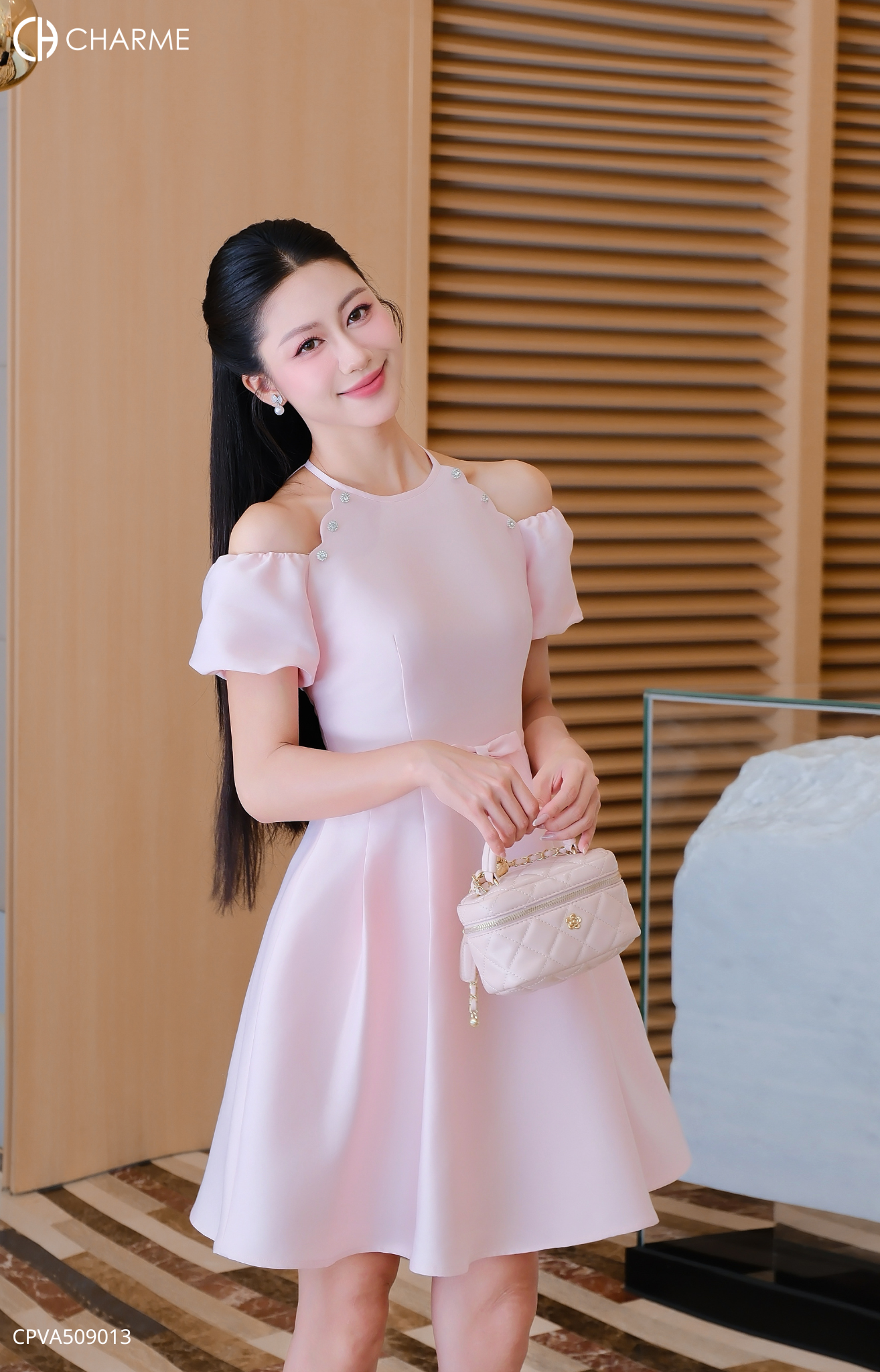 Váy cổ yếm cách điệu xẻ vai_thumbnail_3