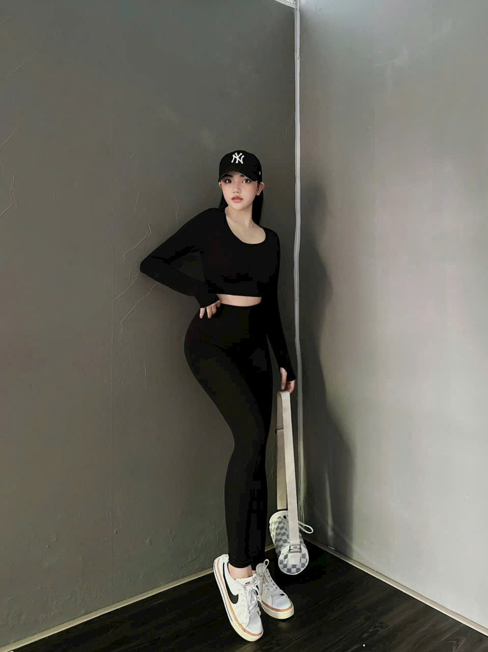 Áo Croptop Thể Thao Nữ Dáng Dài Xỏ Ngón