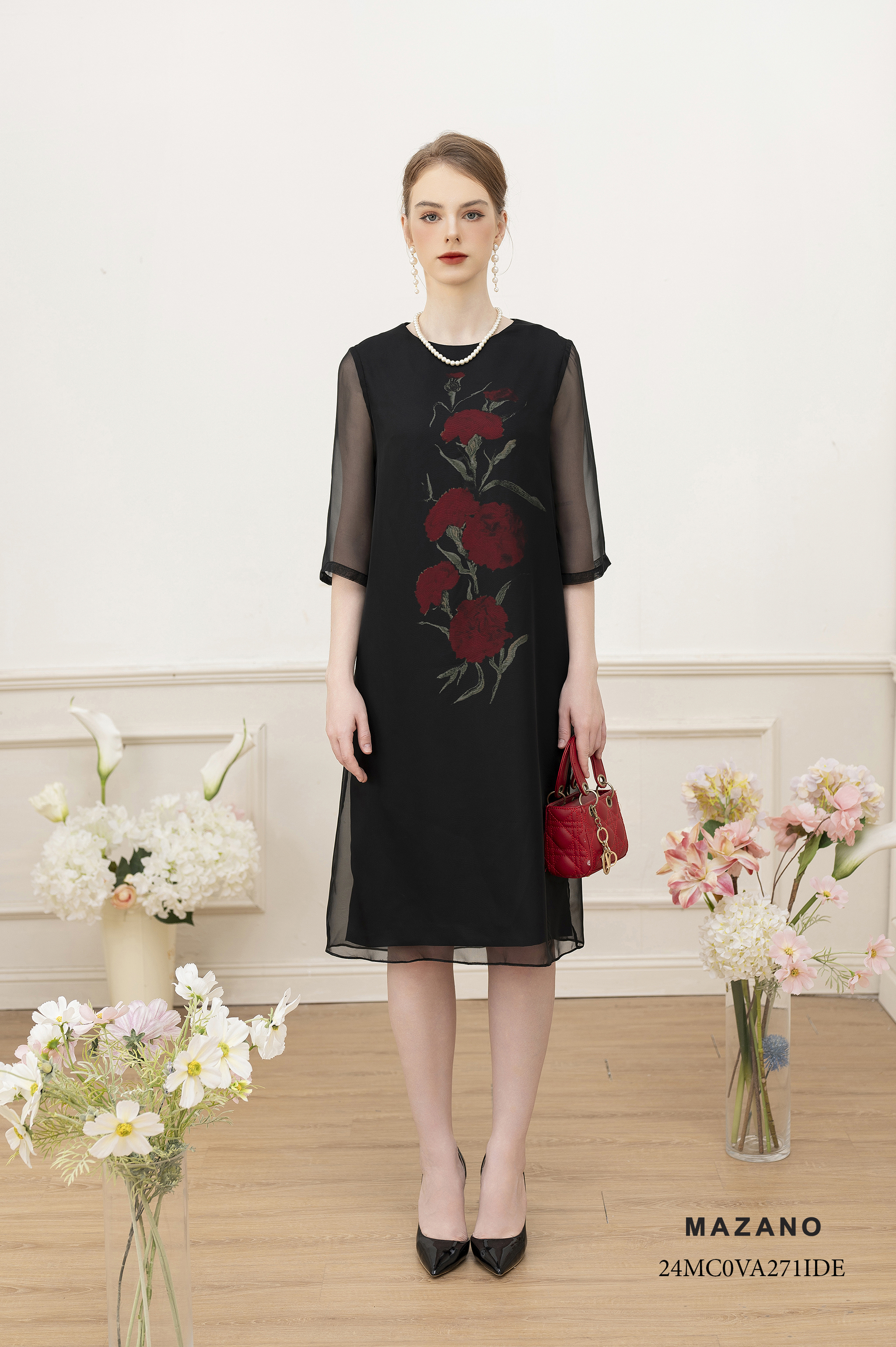 Váy Đầm suông Vải Voan tơ phủ trên vải lụa Họa tiết Hoa cẩm chướng cách điệu Cổ tròn vừa tay lỡ Dài qua gối - Mẫu 24MC0VA271IDE_thumbnail_4