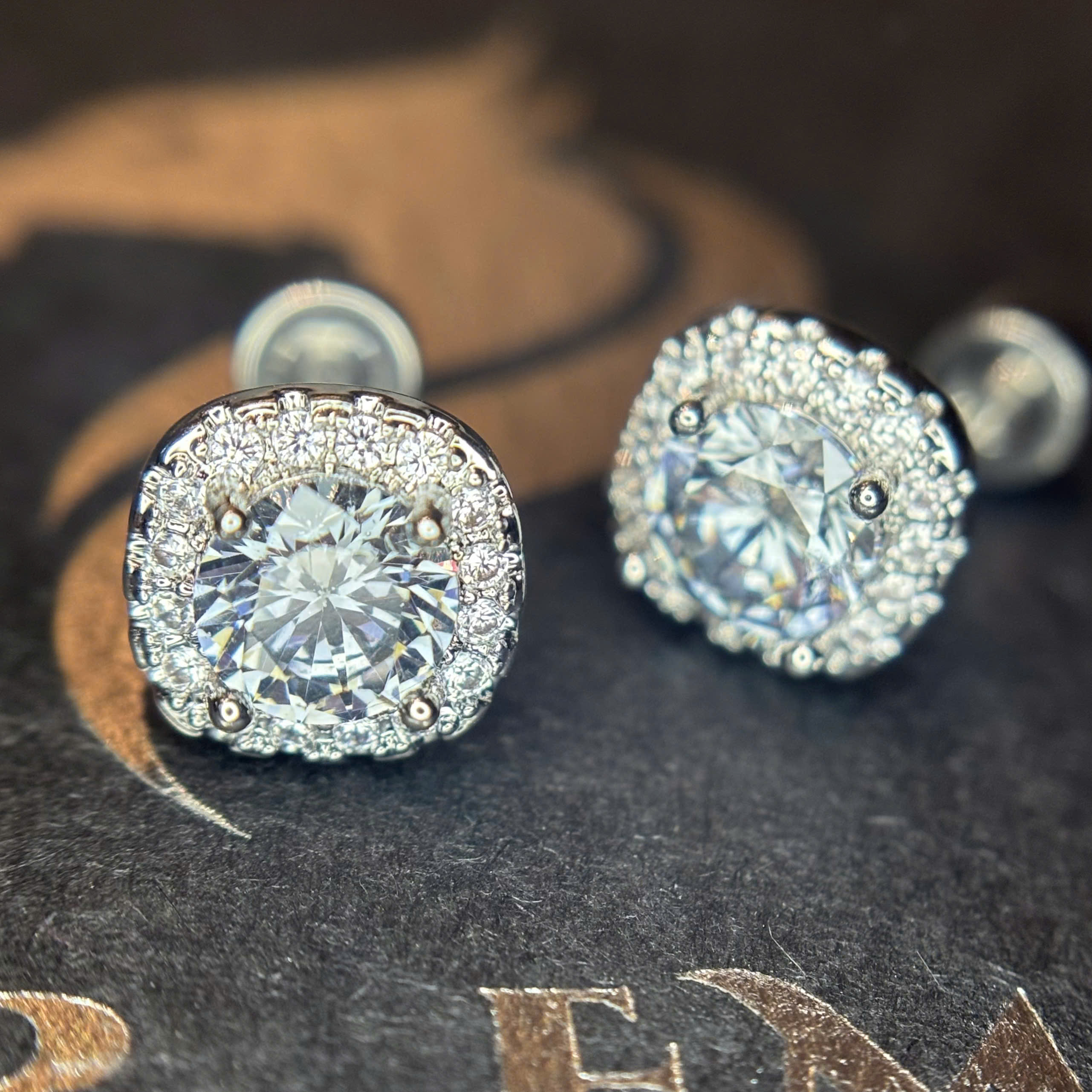 Khuyên kiểu đá xanh hợp kim vuông bi vặn_thumbnail_2