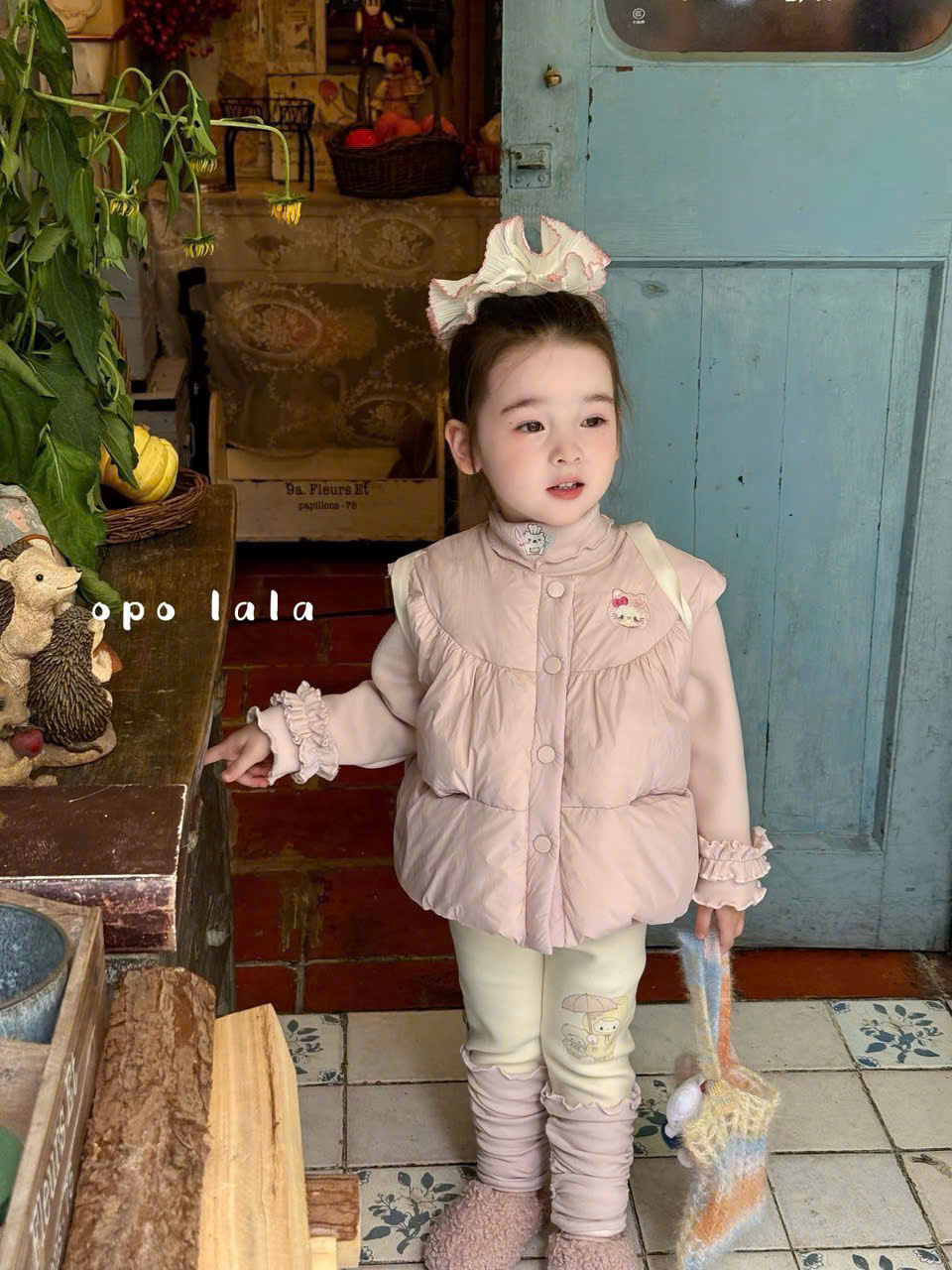 (M88) Áo khoác gile hồng thêu kitty opolala