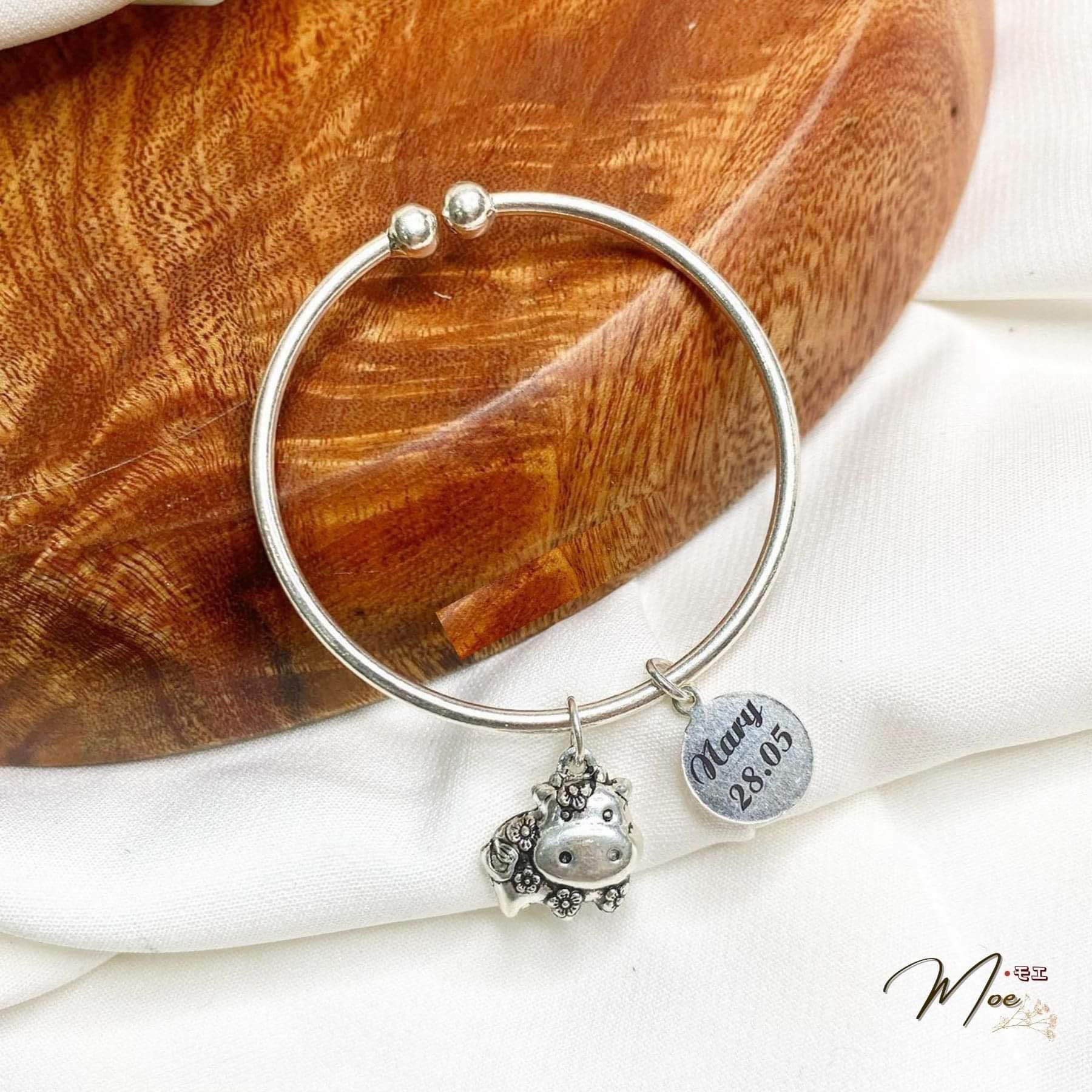 B59 - Lắc tay cứng vòng cua mix charm con giáp