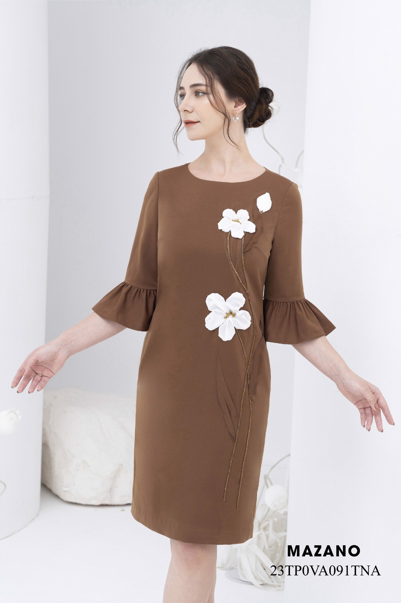 Váy Đầm Suông Vải thô lụa Đắp hoa 3D thủ công Cổ tròn Tay lỡ Dài đến gối