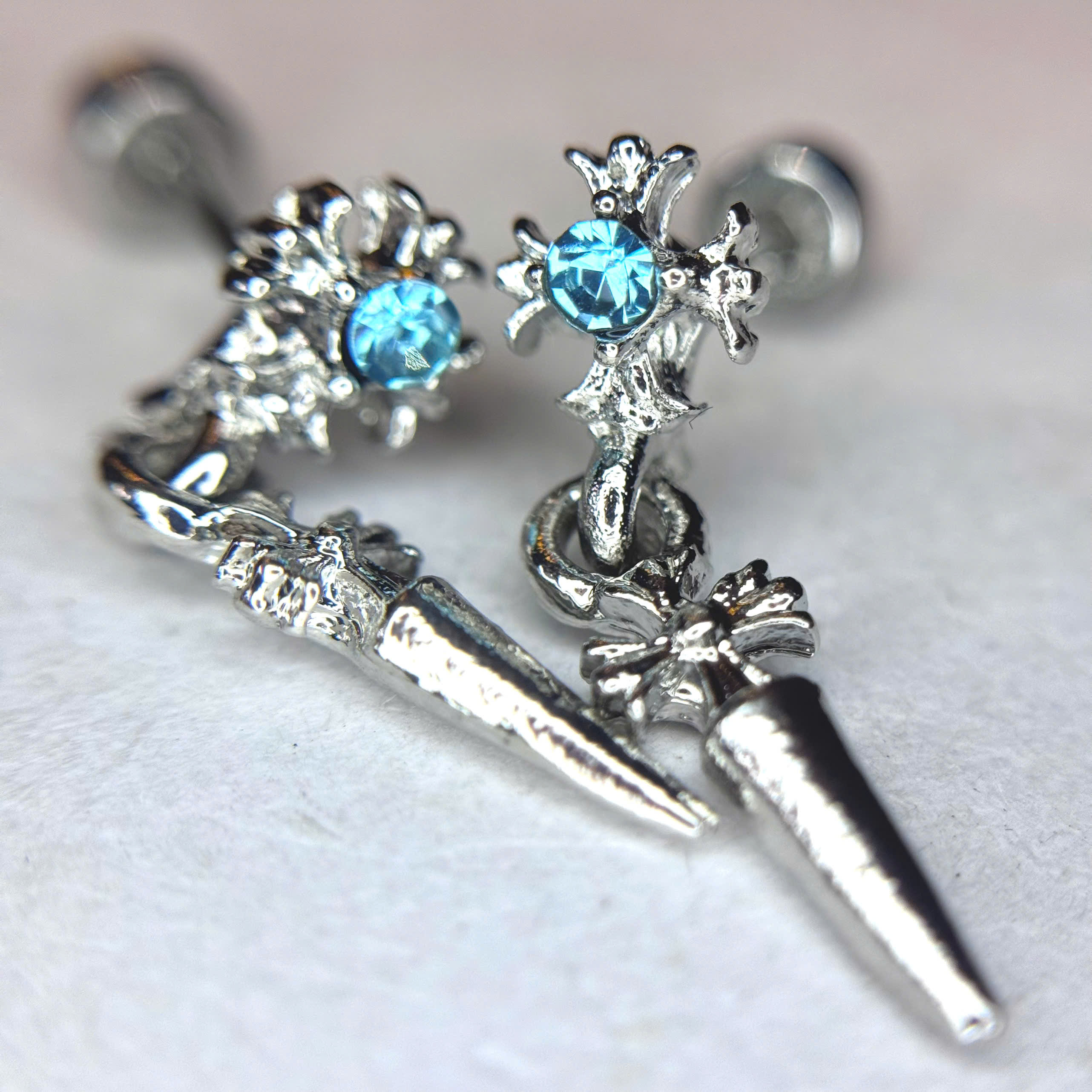 Khuyên kiểu đá xanh rơi chữ thập bi vặn