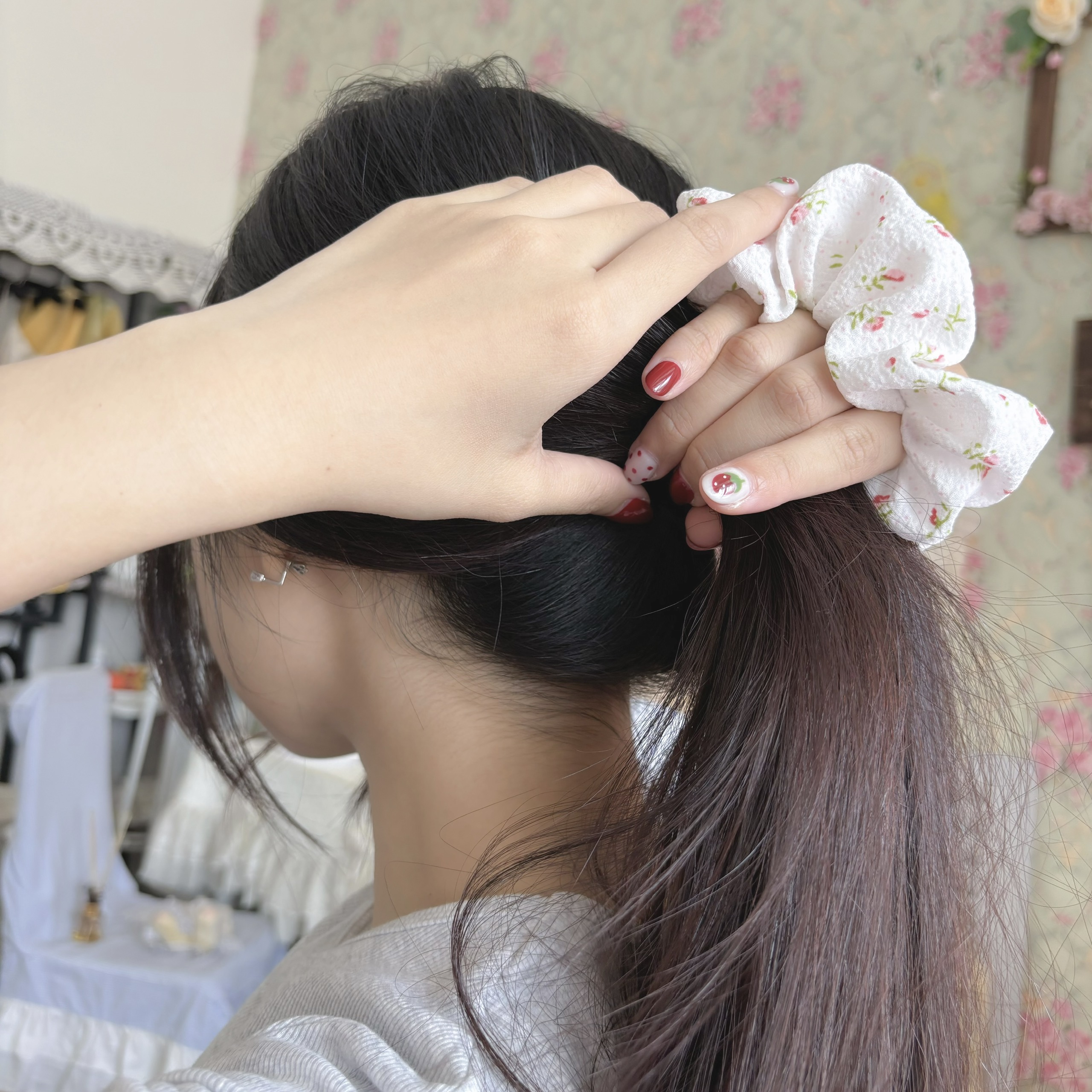 SCRUNCHIE IN TINY FLOWY_thumbnail_1