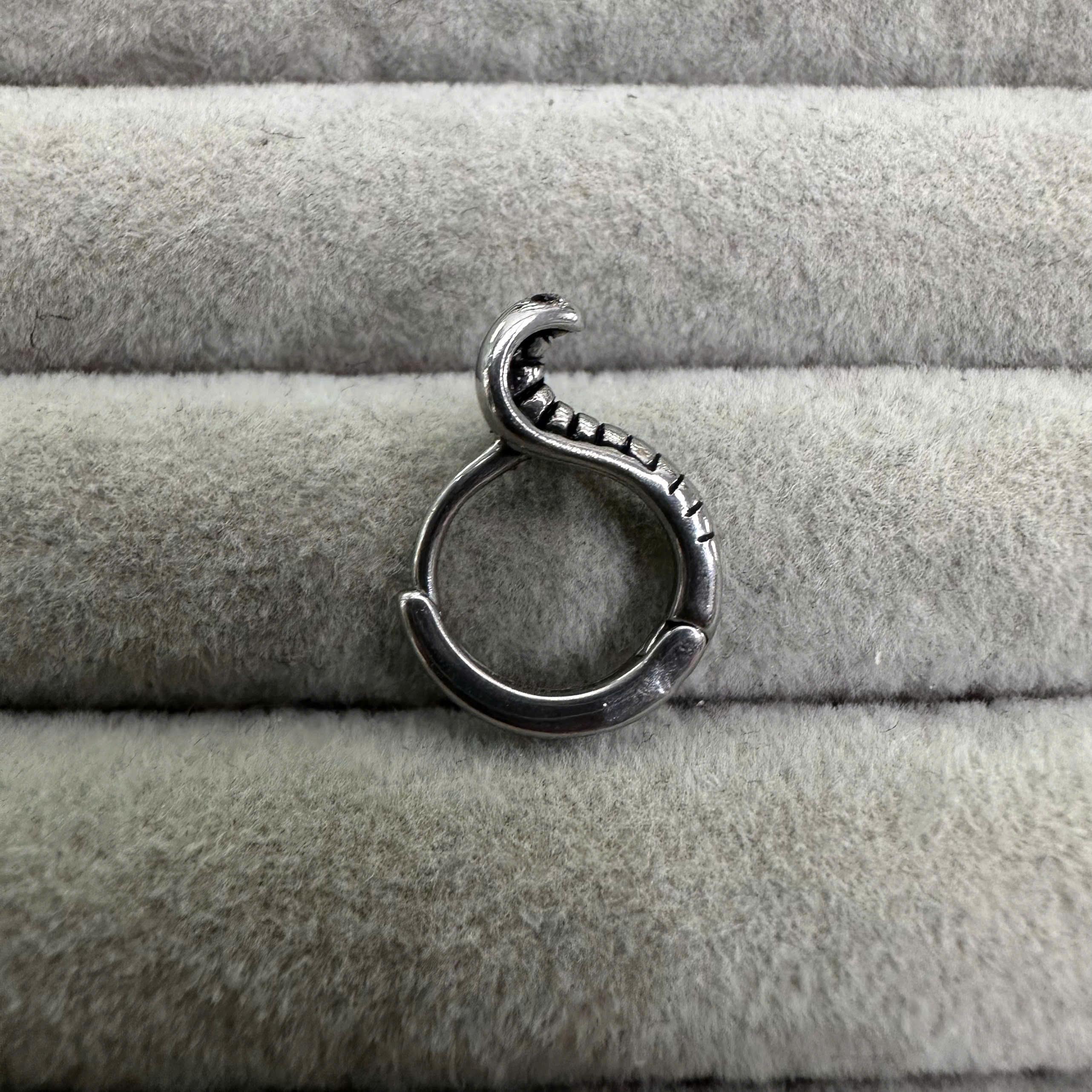 khuyên vòng kiểu con rắn ngóc đầu chất s1 8mm