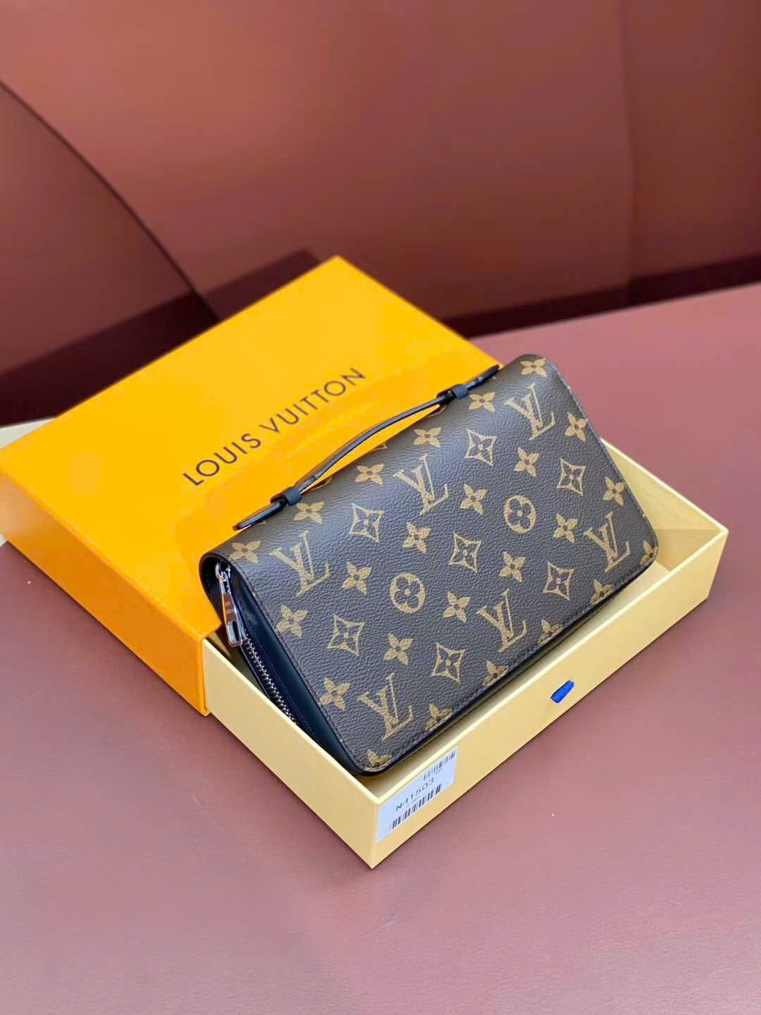 Ví nam cầm tay LV dáng dài có quai xách_thumbnail_3