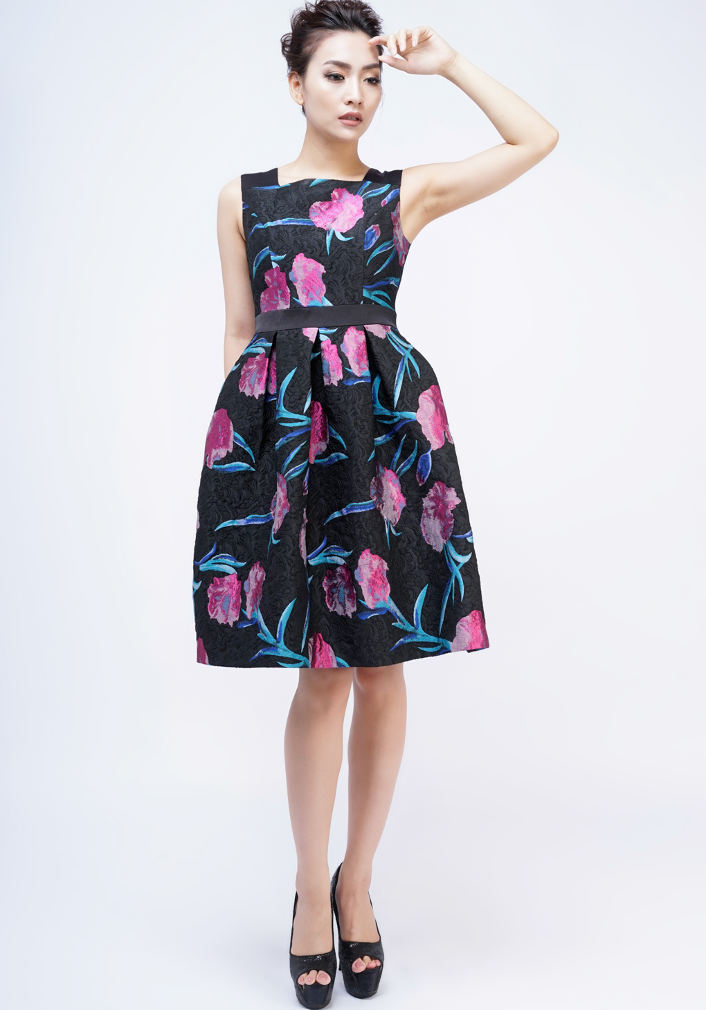 Đầm hoa xòe cổ vuông sát tay