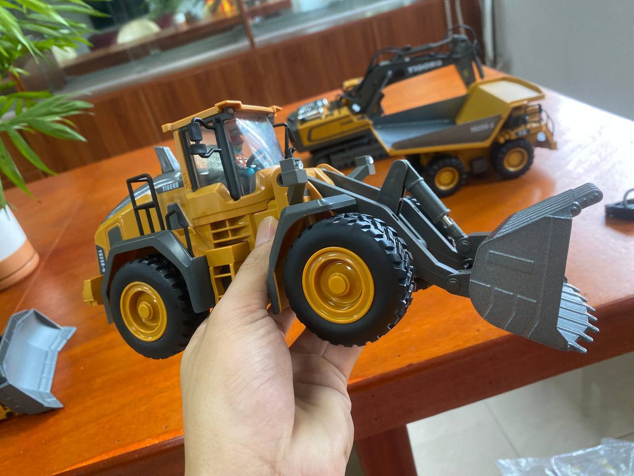 MH RC Xúc lật YIGONG_thumbnail_2