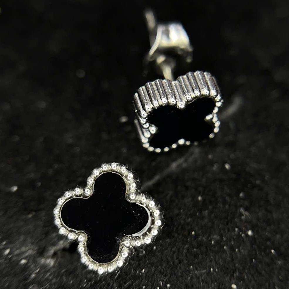 Khuyên kiểu cặp vancleef đen nhỏ viền bi bạc titan