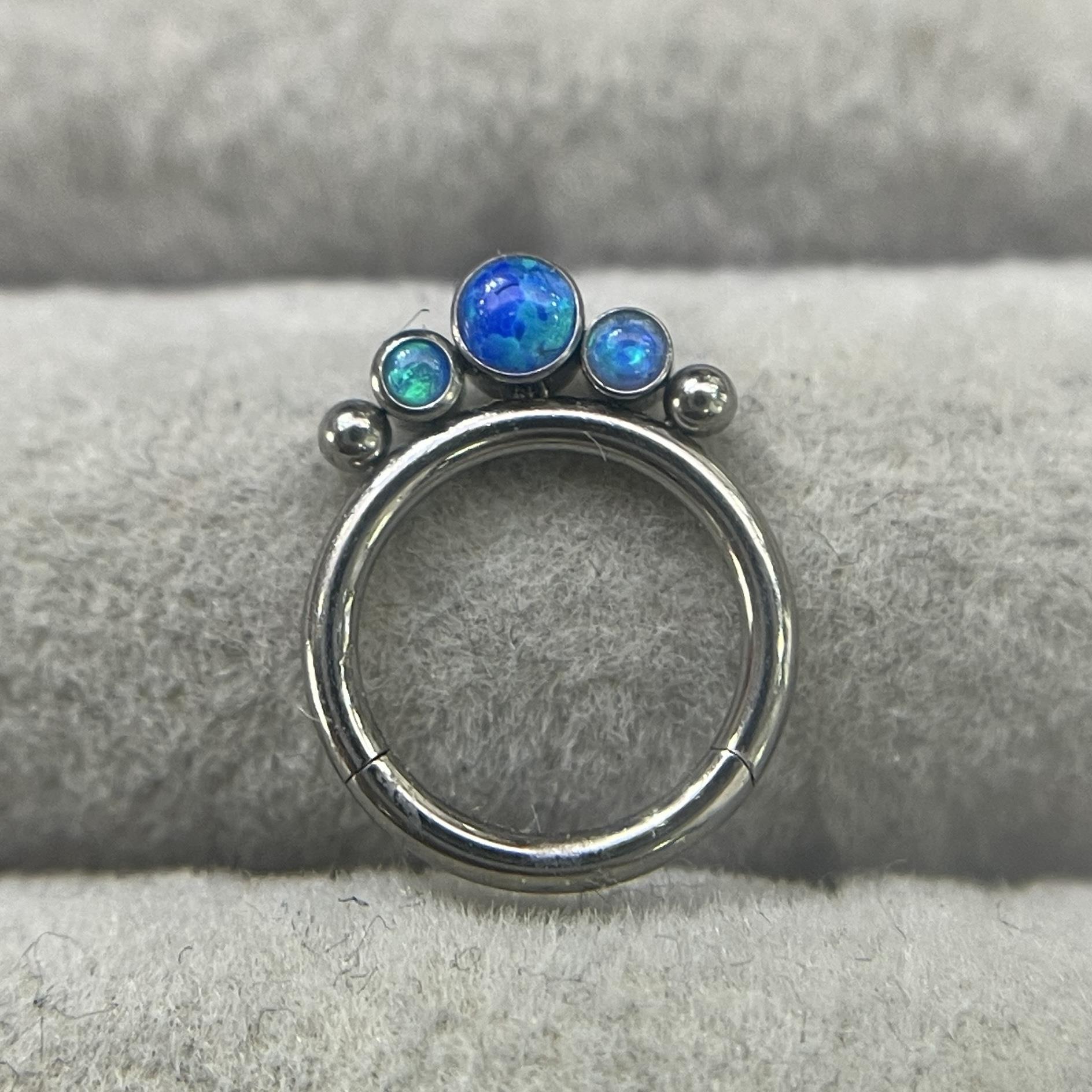 Khuyên daith titan 3 đá opal xanh dương._thumbnail_2