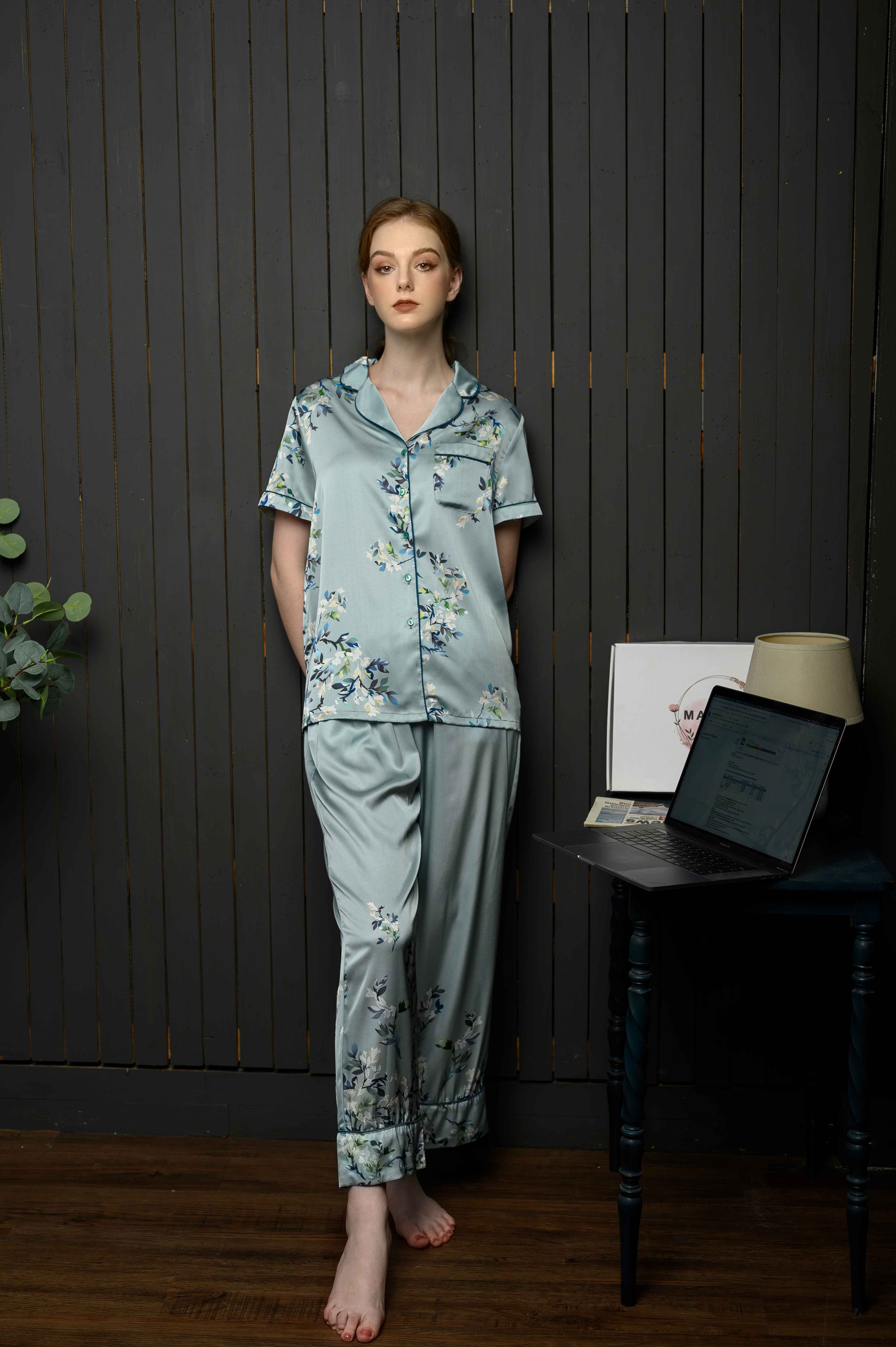 Bộ lụa xanh họa tiết hoa cộc tay