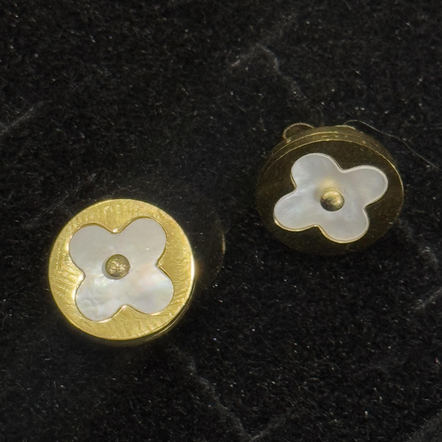 khuyên kiểu cặp titan tròn vàng hoa bốn cánh trắng_thumbnail_1